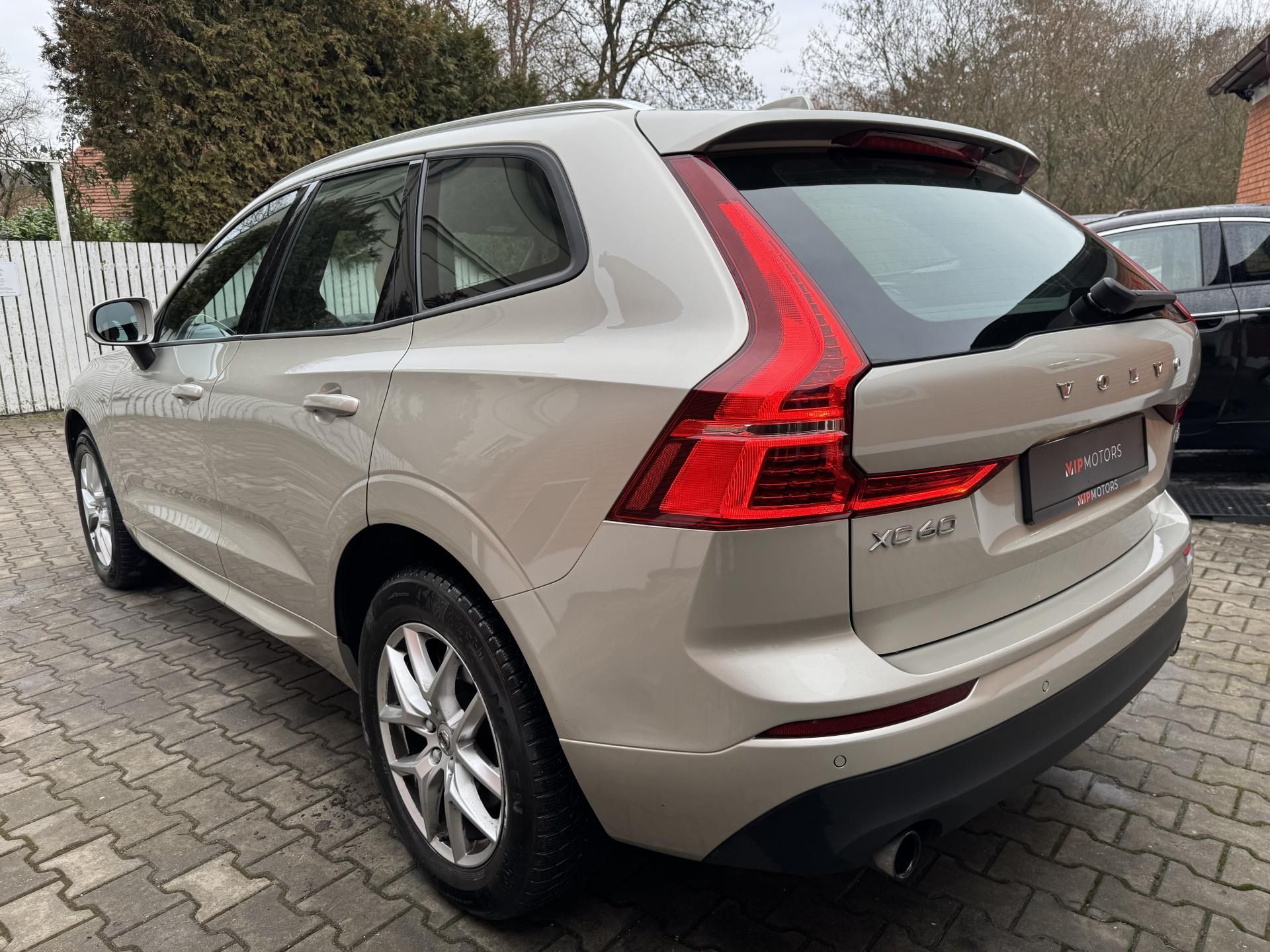 Volvo XC60, XC60-D5-173KW-AWD-ČR - fotka 4
