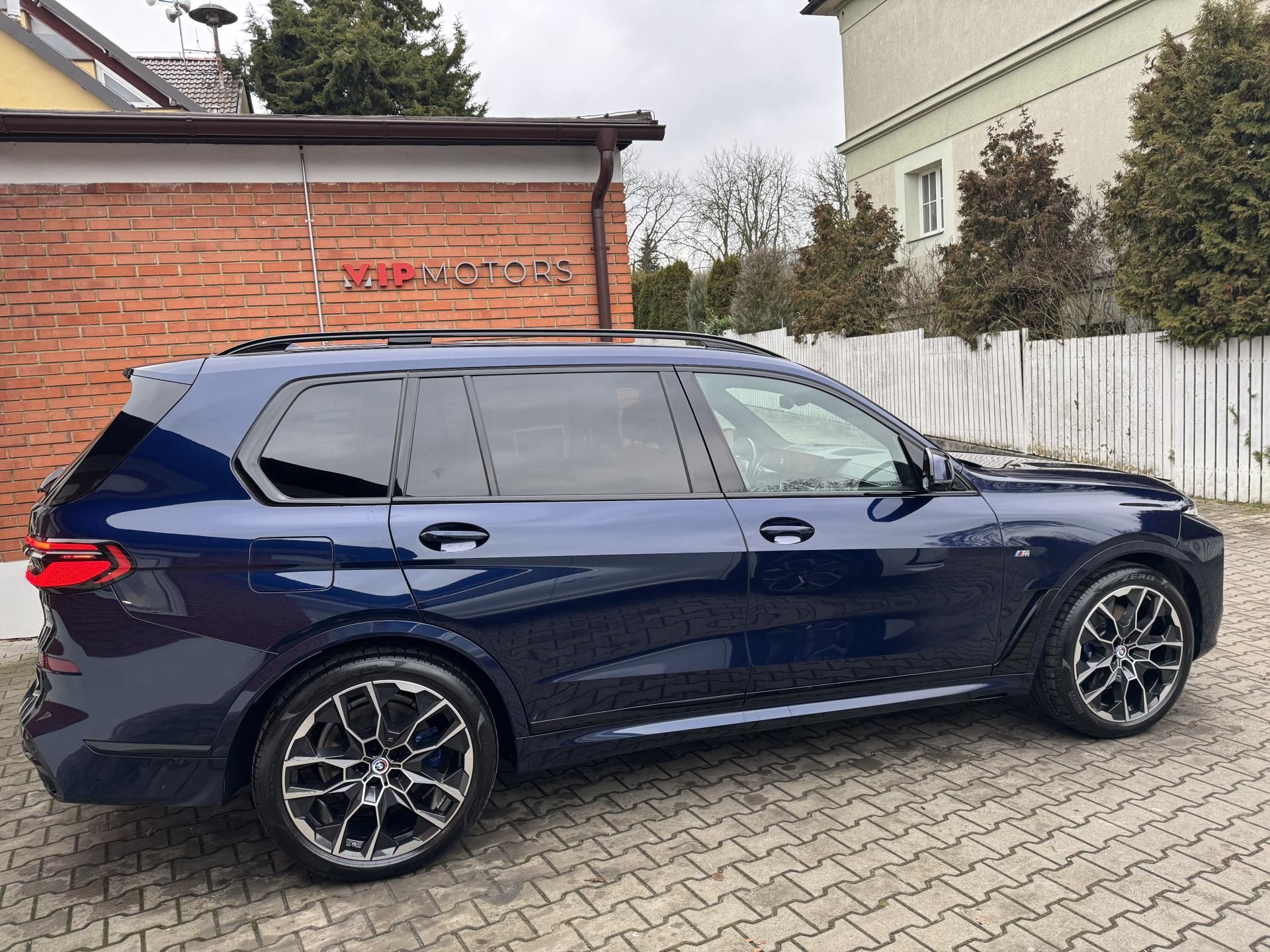 BMW X7, 40i-INDIVID-MASÁŽE-R22-TAŽ. - fotka 6