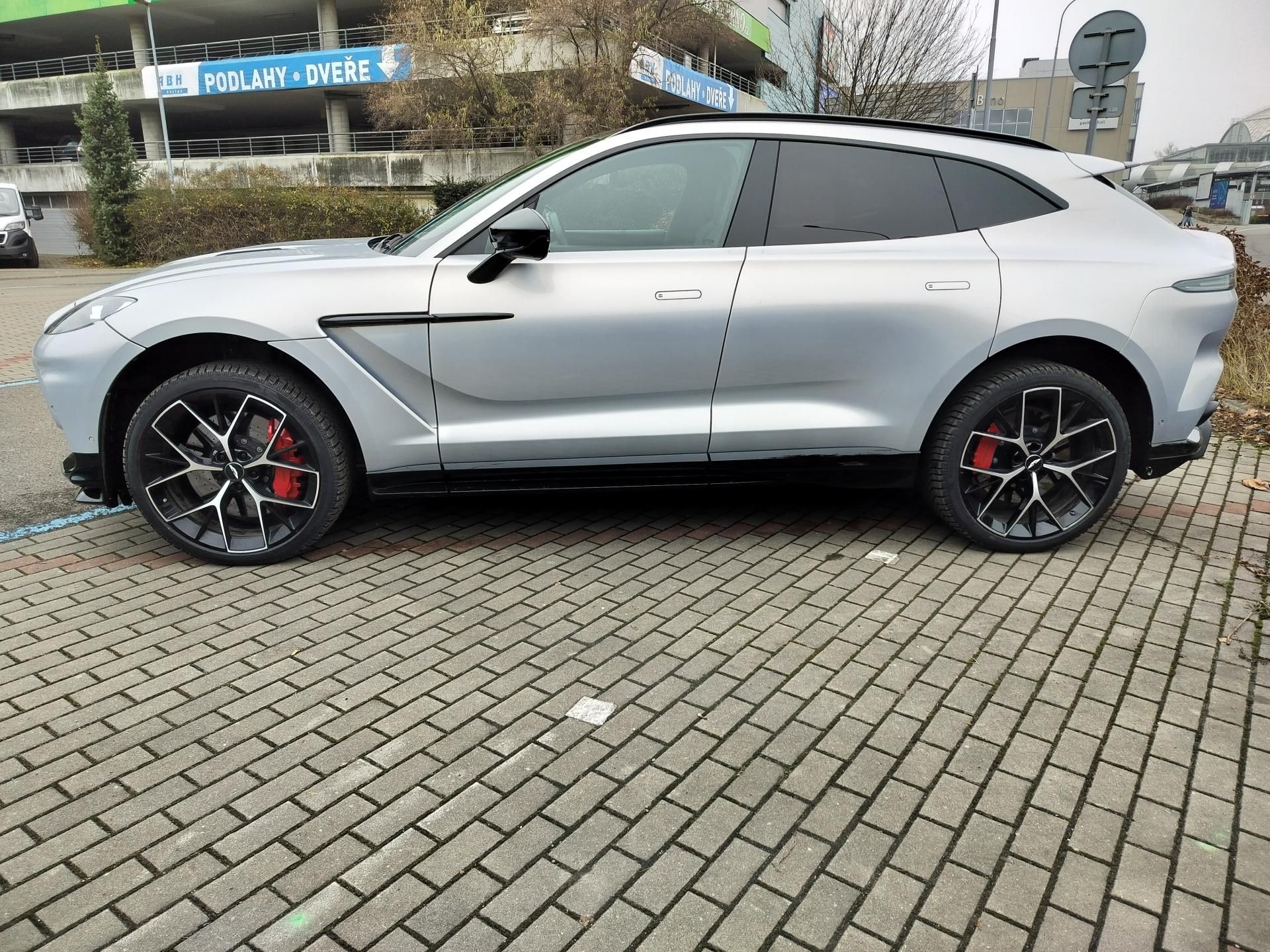 Aston Martin DBX, 707 23" - fotka 4