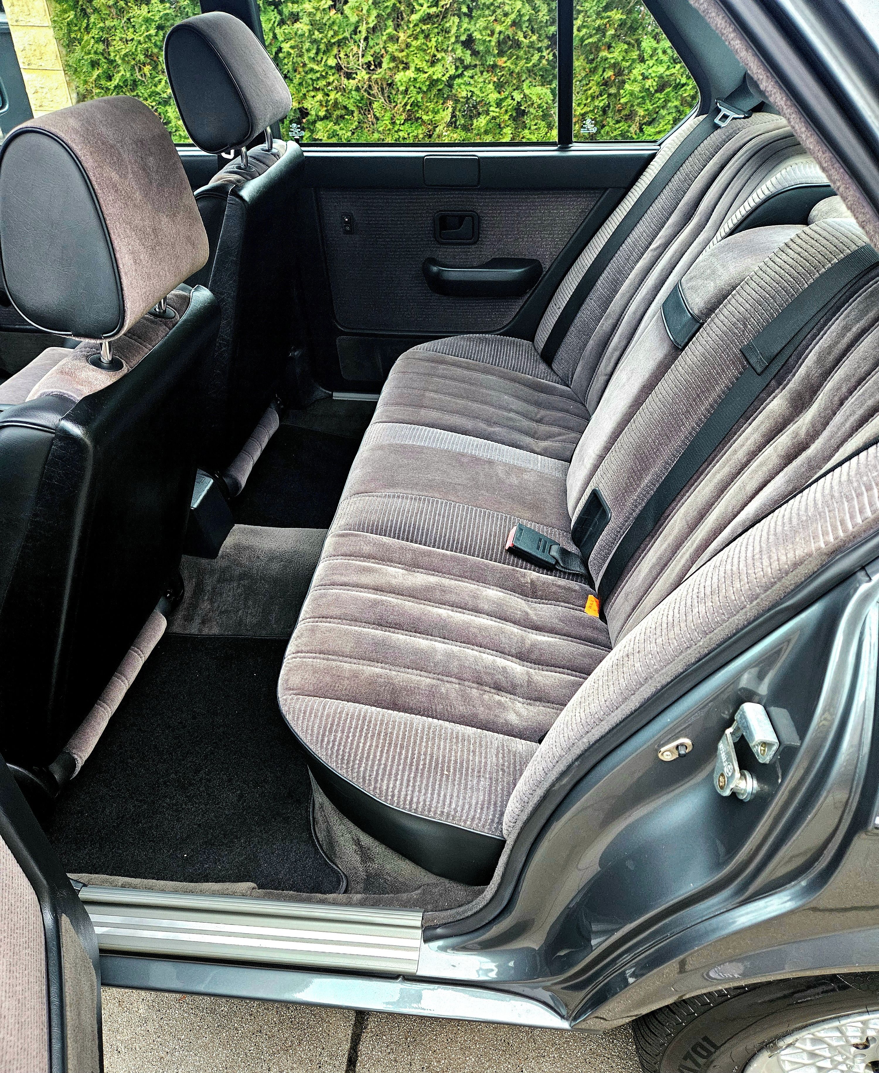 BMW Řada 5, E28 klasika v perfektnim stavu - fotka 5