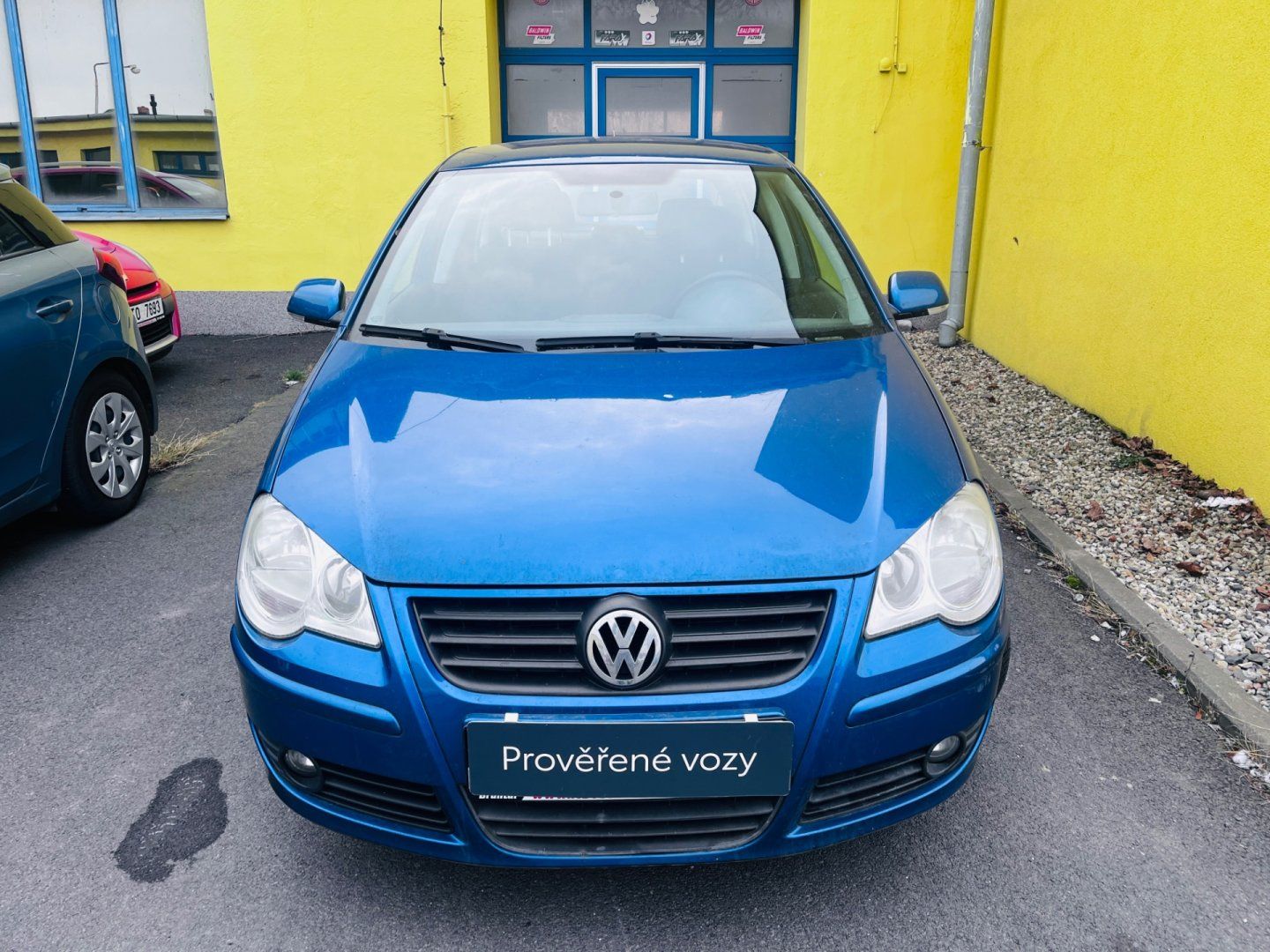 Volkswagen Polo, 1.2 i BENZÍN 5 DVEŘÍ KLIMA - fotka 2