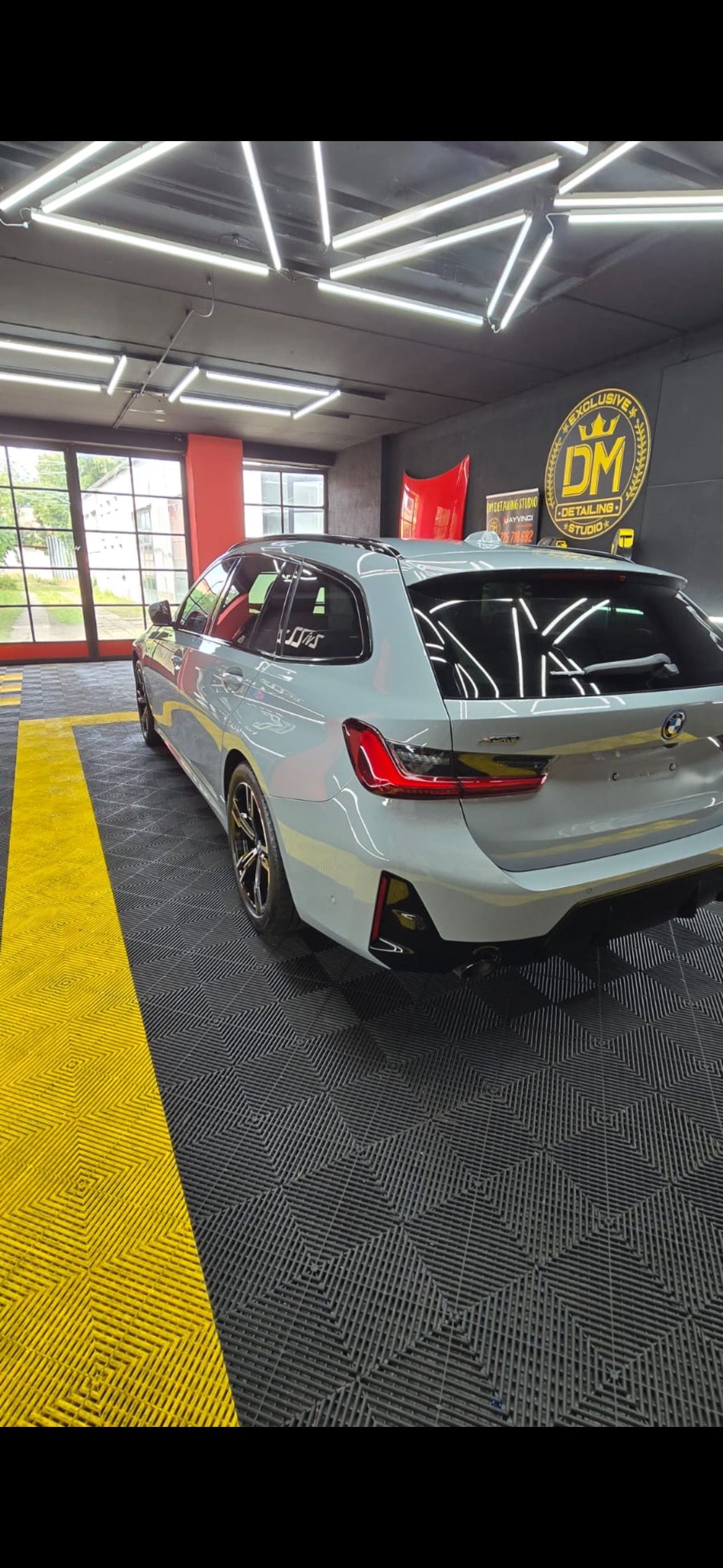 BMW Řada 3, 330e xDrive Touring M Sport - fotka 2