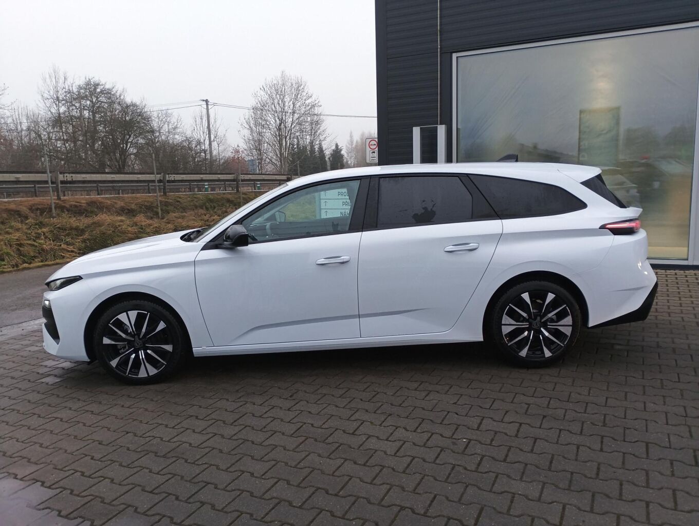 Peugeot 308, SW ALLURE Hybrid 145 e-DCS6 - fotka 4