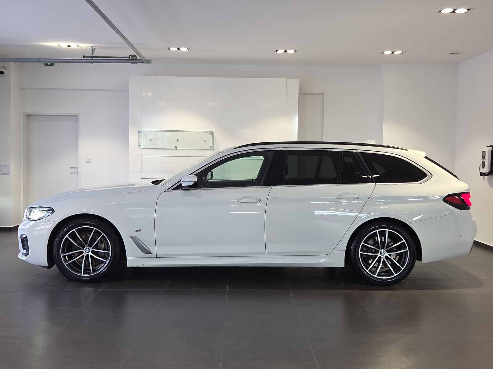BMW Řada 5, 540d xDrive Touring M Sport - fotka 3