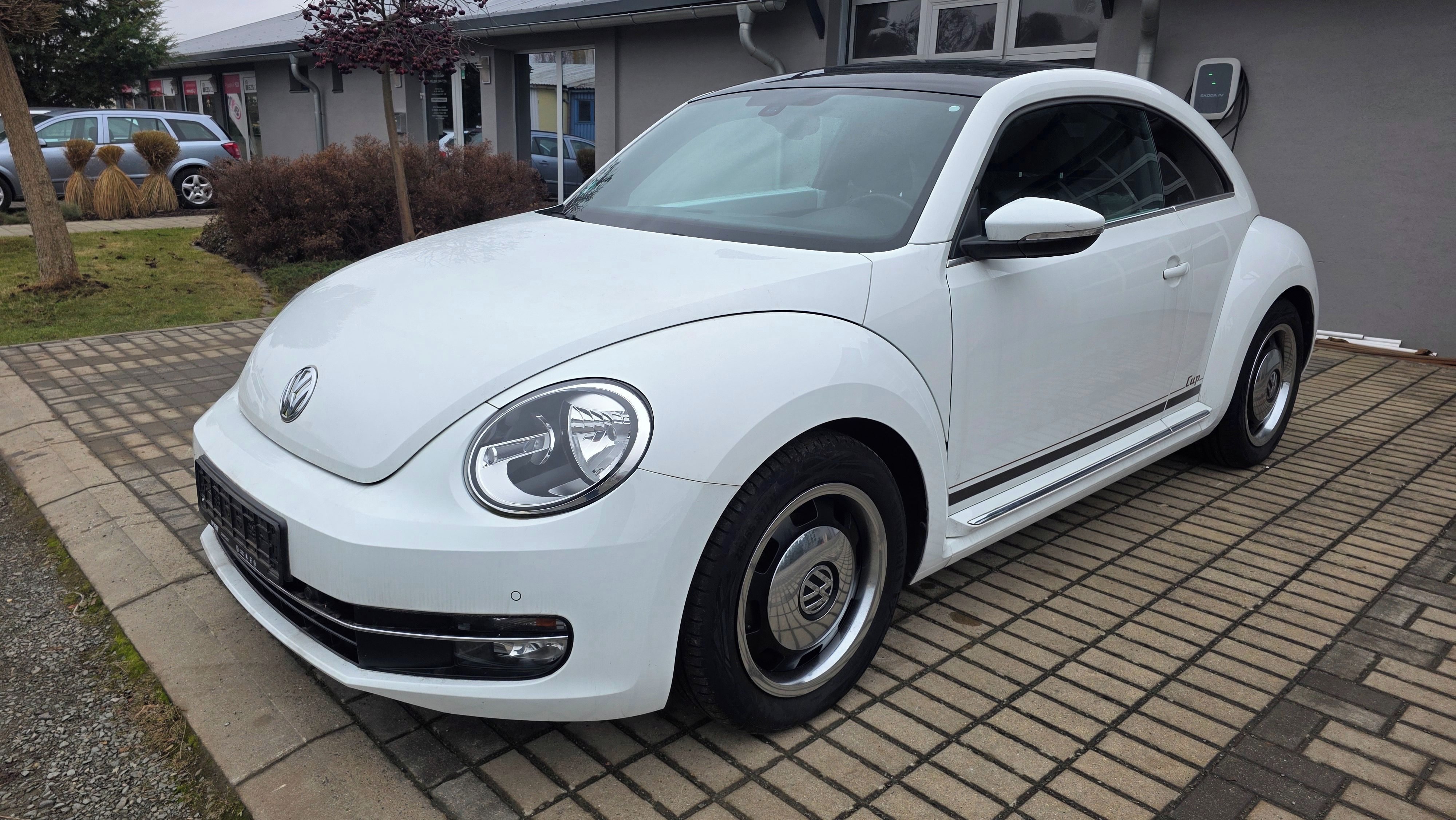 Volkswagen Beetle, edition CUP 1.maj - jako nový - fotka 3