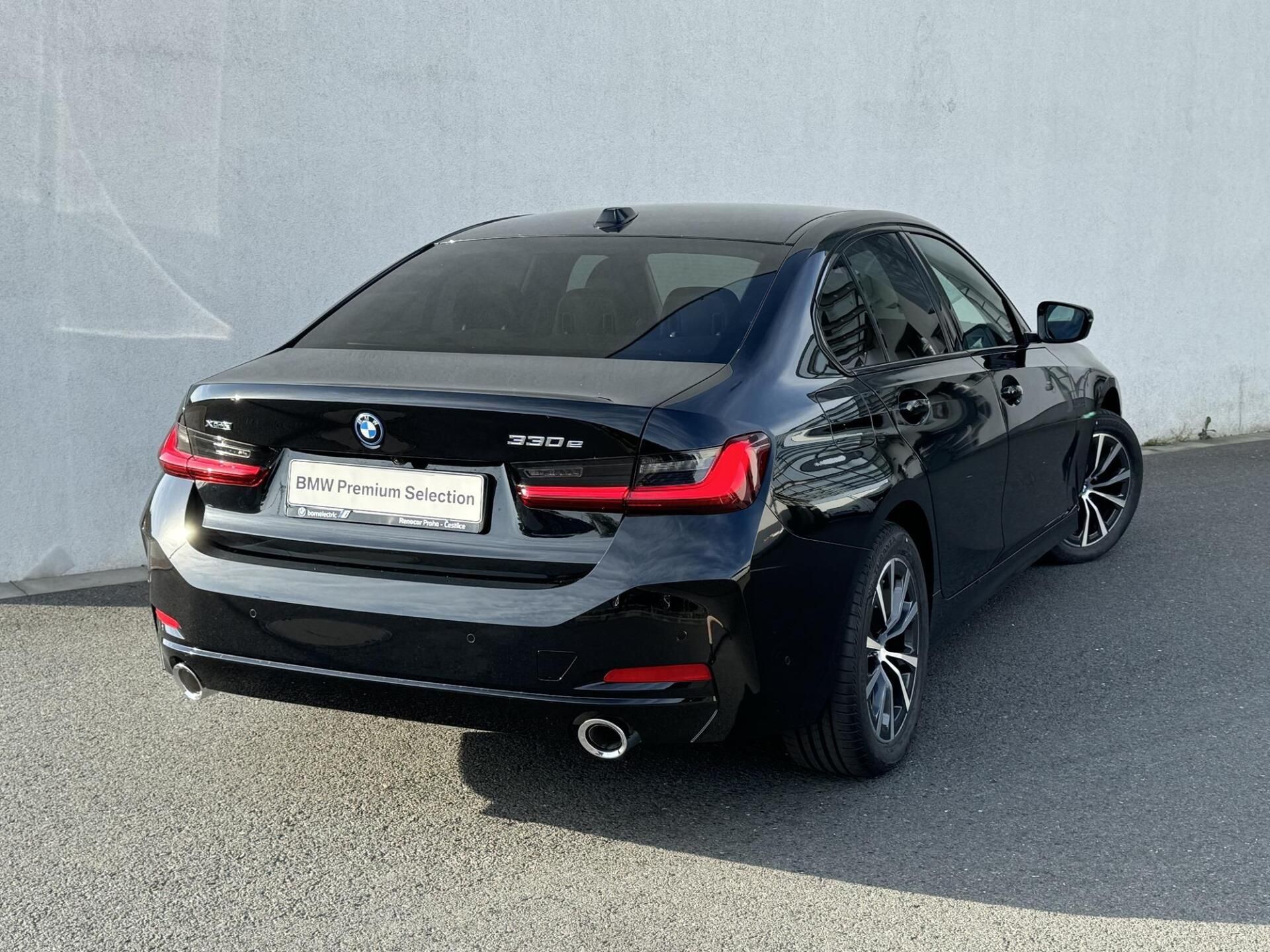 BMW Řada 3, 330e xDrive Sedan - fotka 2