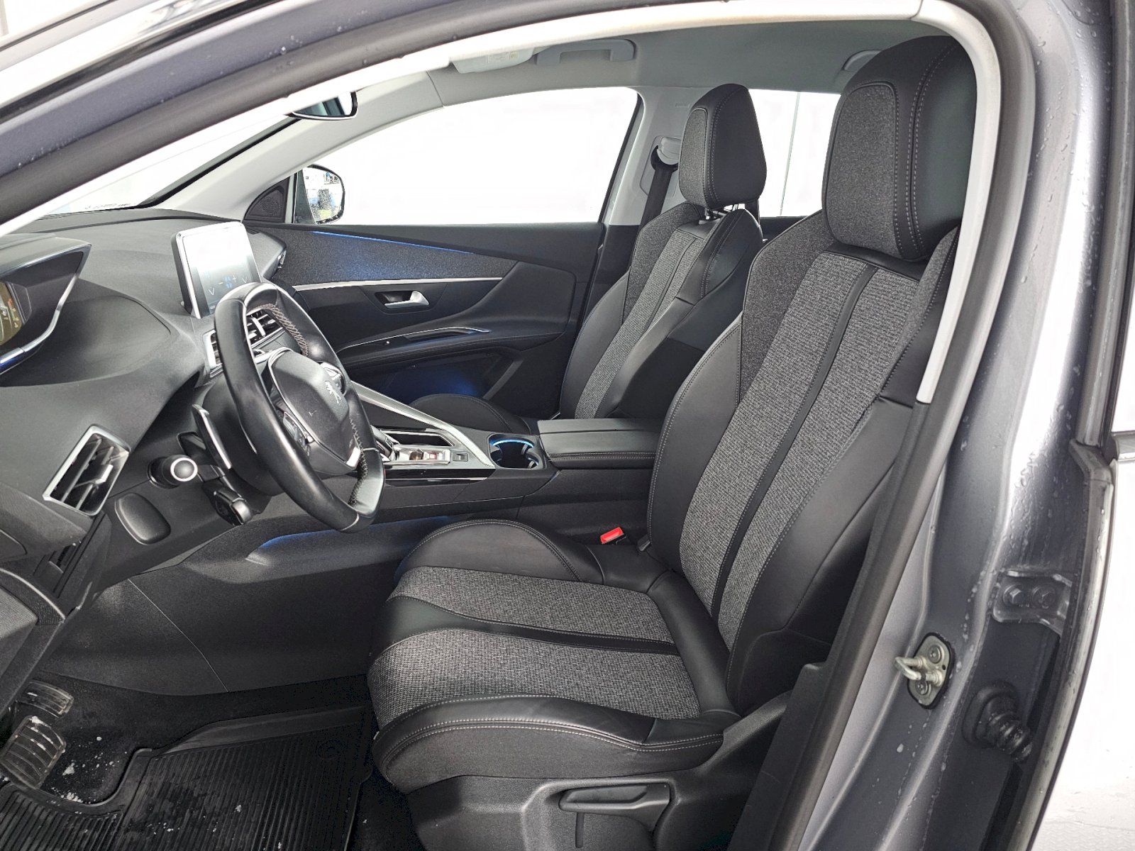 Peugeot 3008, 1.2T 130K 6AT ALLURE LED TAŽNÉ - fotka 6