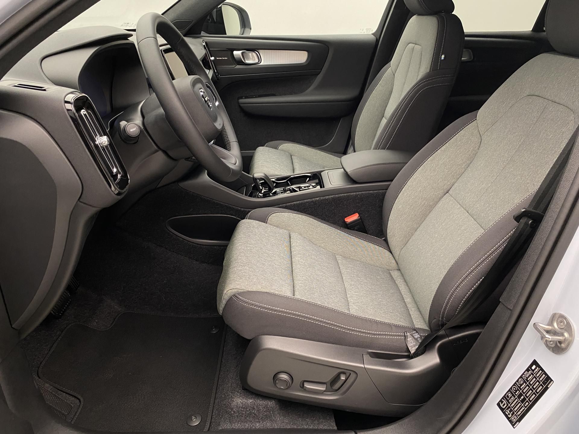 Volvo XC40, B3 AUT DARK PLUS - fotka 3
