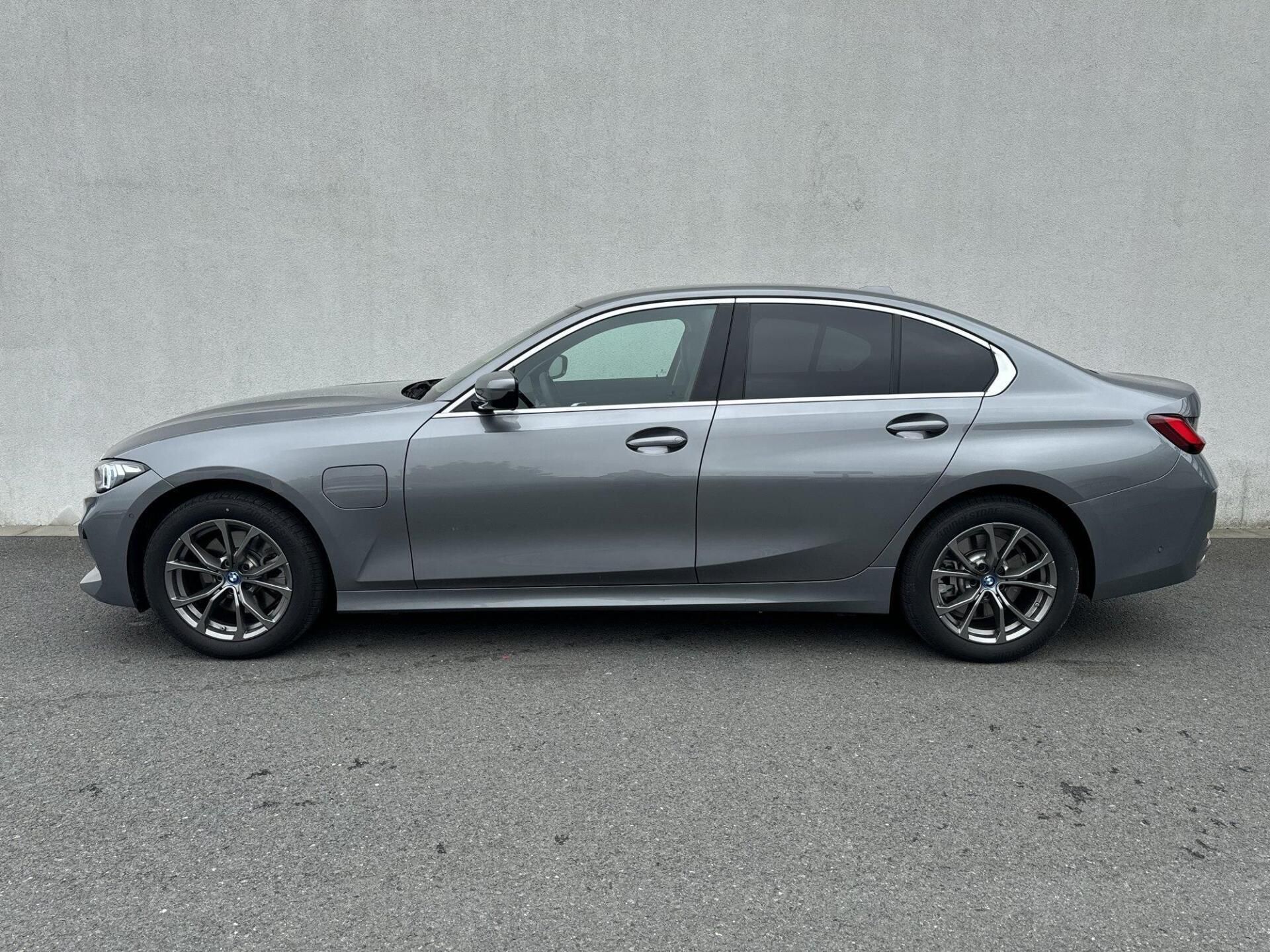 BMW Řada 3, 330e xDrive Sedan - fotka 4