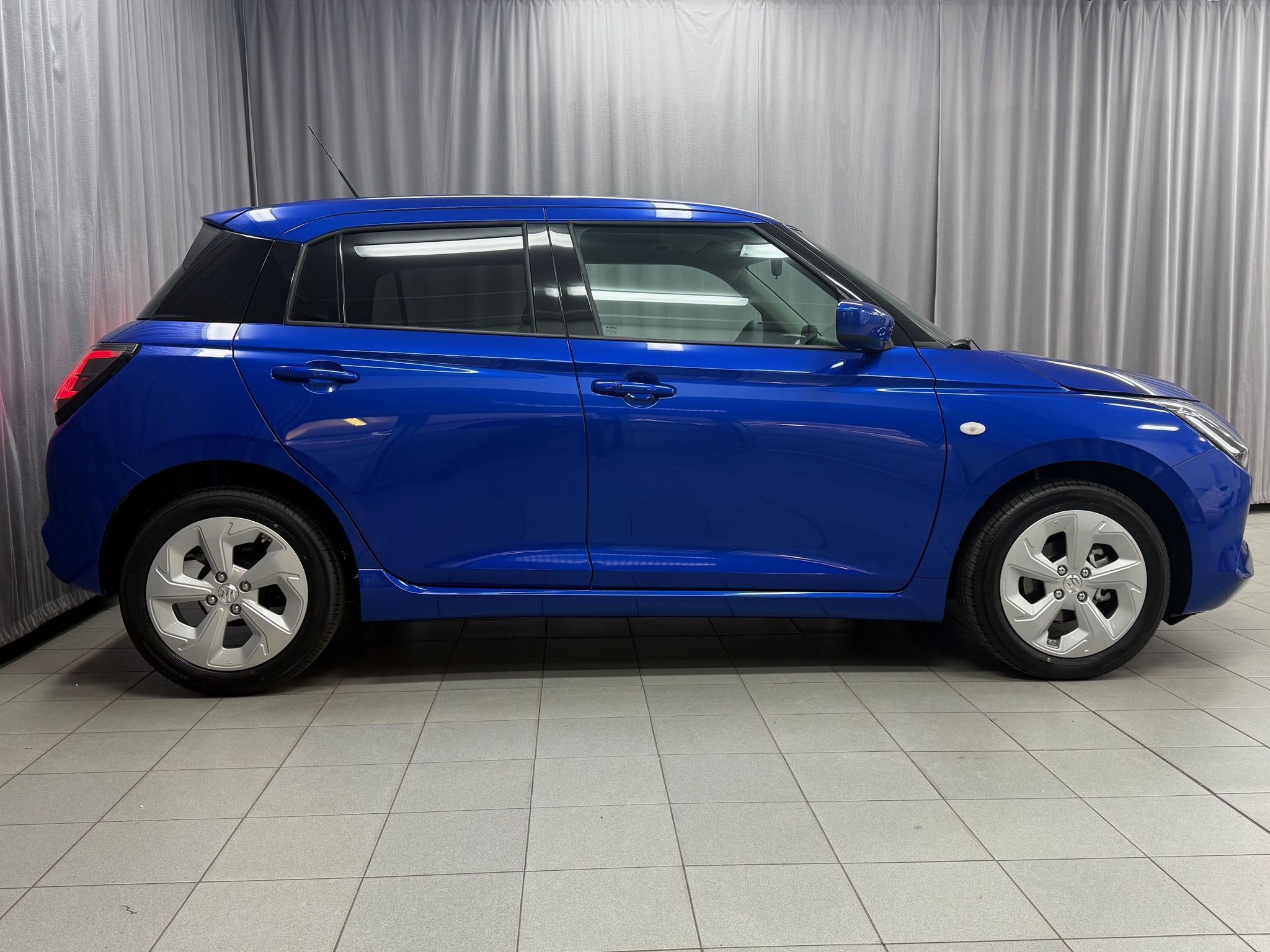 Suzuki Swift, 1,2 Prem.AT -k odběru IHNED - fotka 4