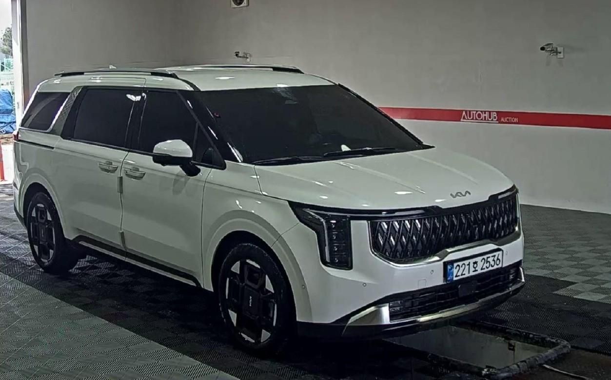 Kia Carnival, 1.6-HEV-9MÍST-VŮZ NA CESTĚ - fotka 3