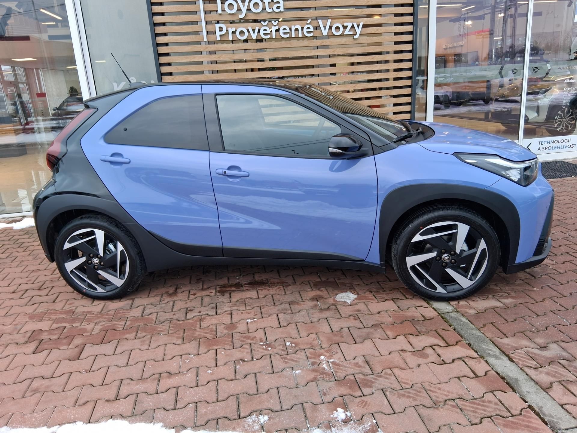 Toyota Aygo, 1,5 HEV EXECUTIVE - fotka 4