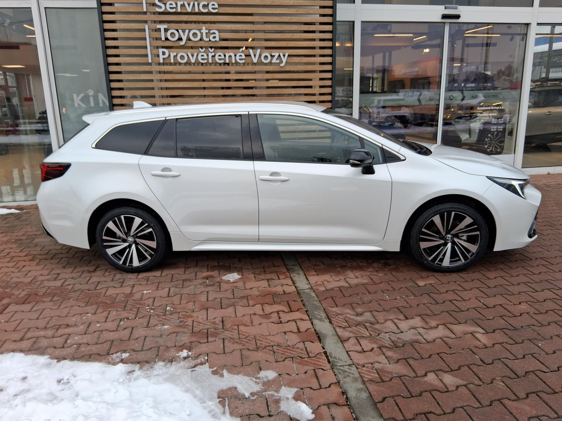 Toyota Corolla, 1,8 HEV STYLE - fotka 3