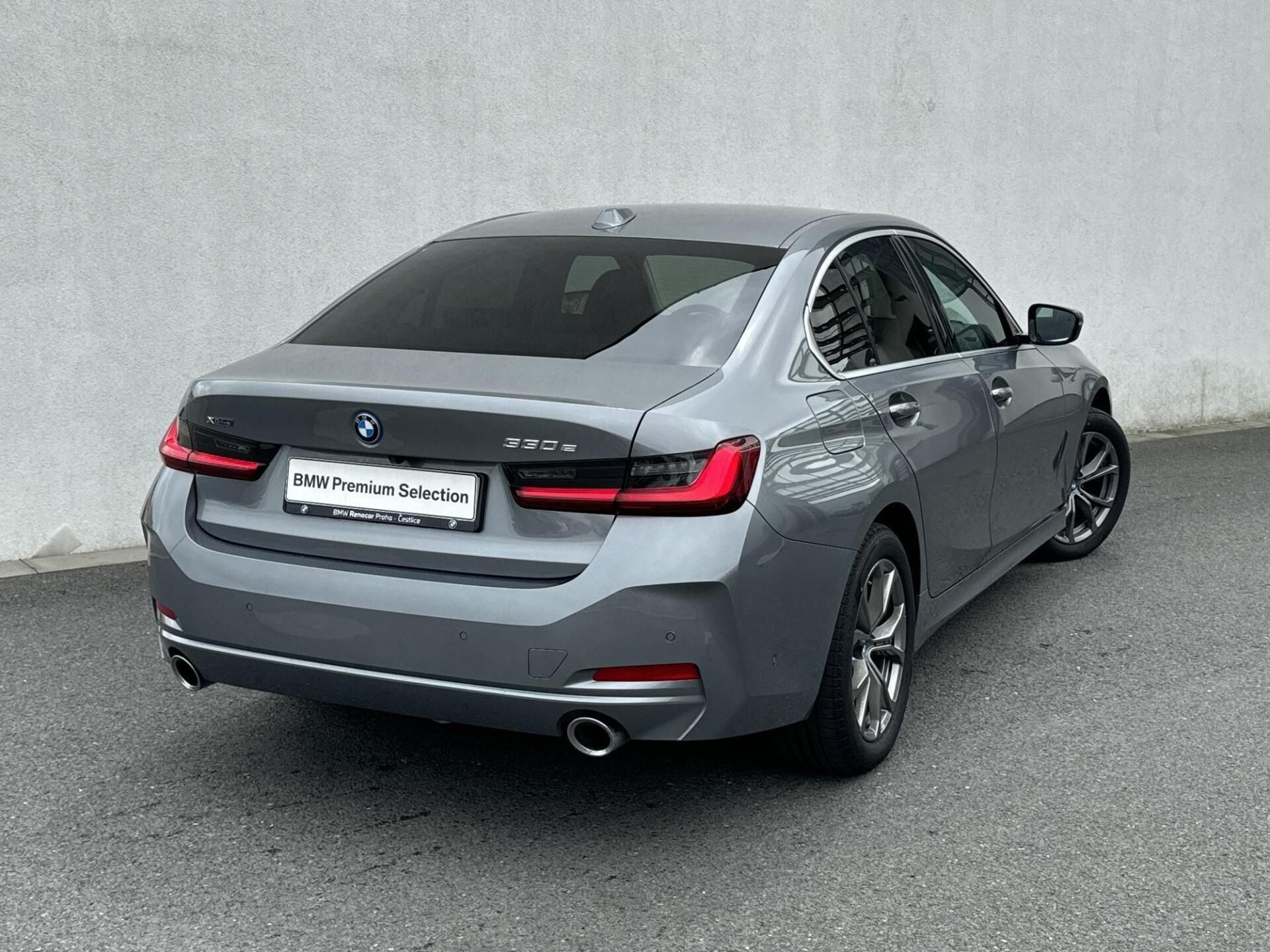 BMW Řada 3, 330e xDrive Sedan - fotka 2
