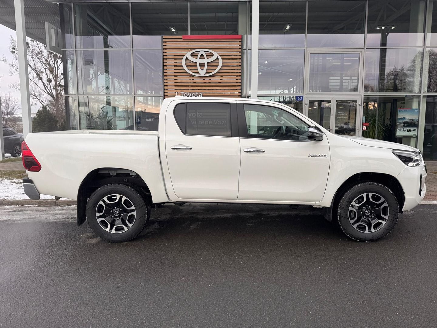 Toyota Hilux, 4x4 Executive - fotka 2