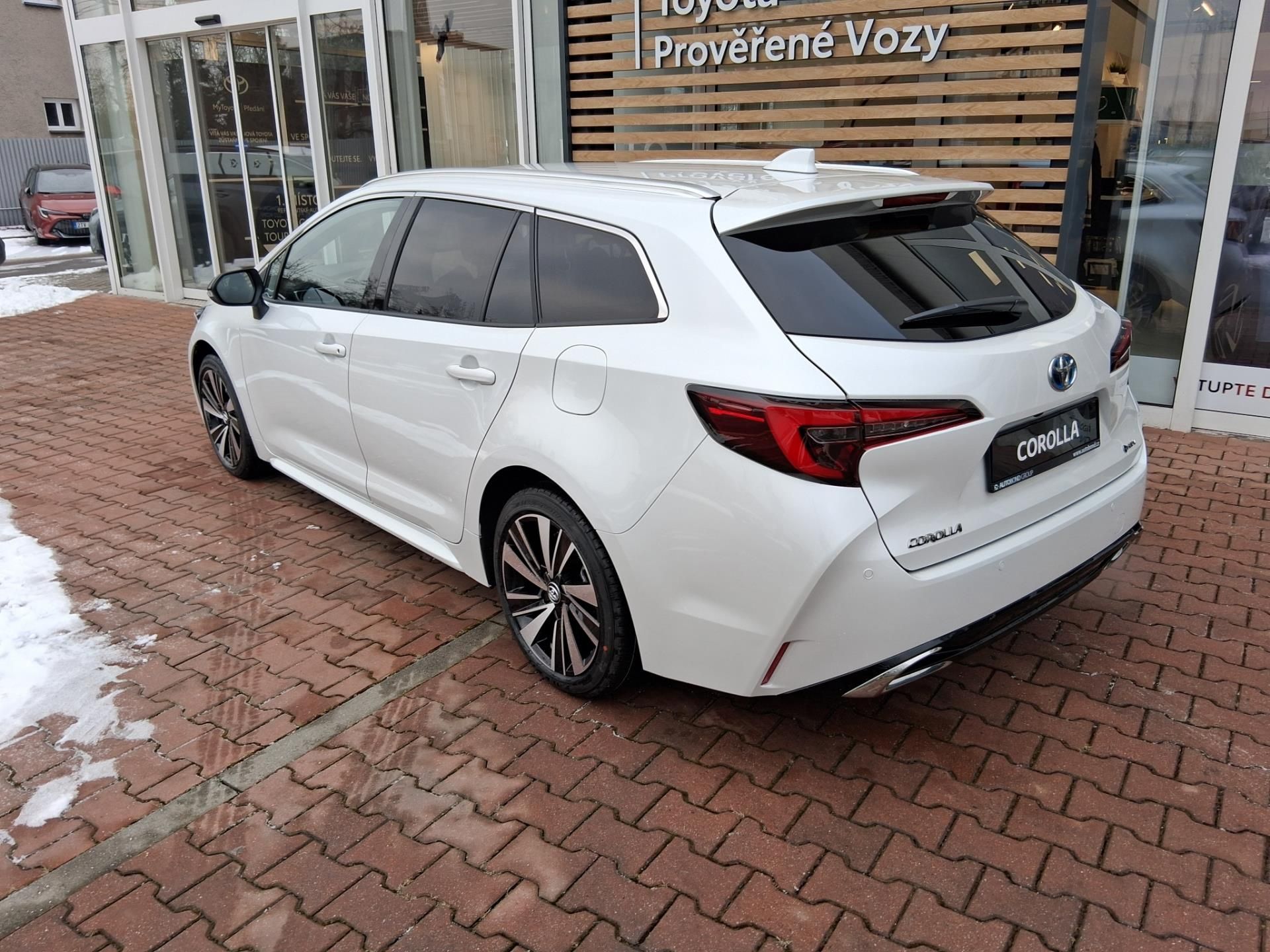 Toyota Corolla, 1,8 HEV STYLE - fotka 4