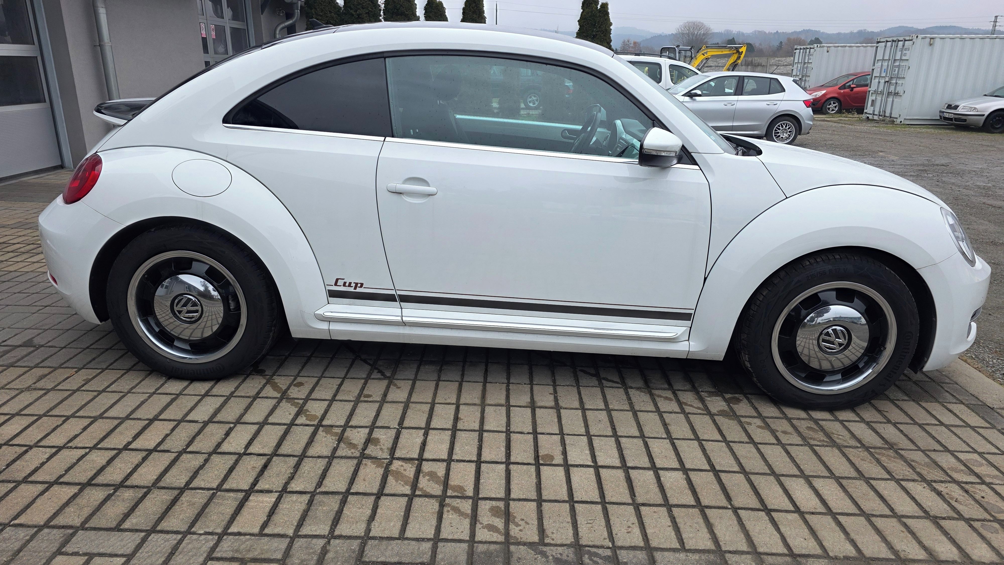 Volkswagen Beetle, edition CUP 1.maj - jako nový - fotka 2