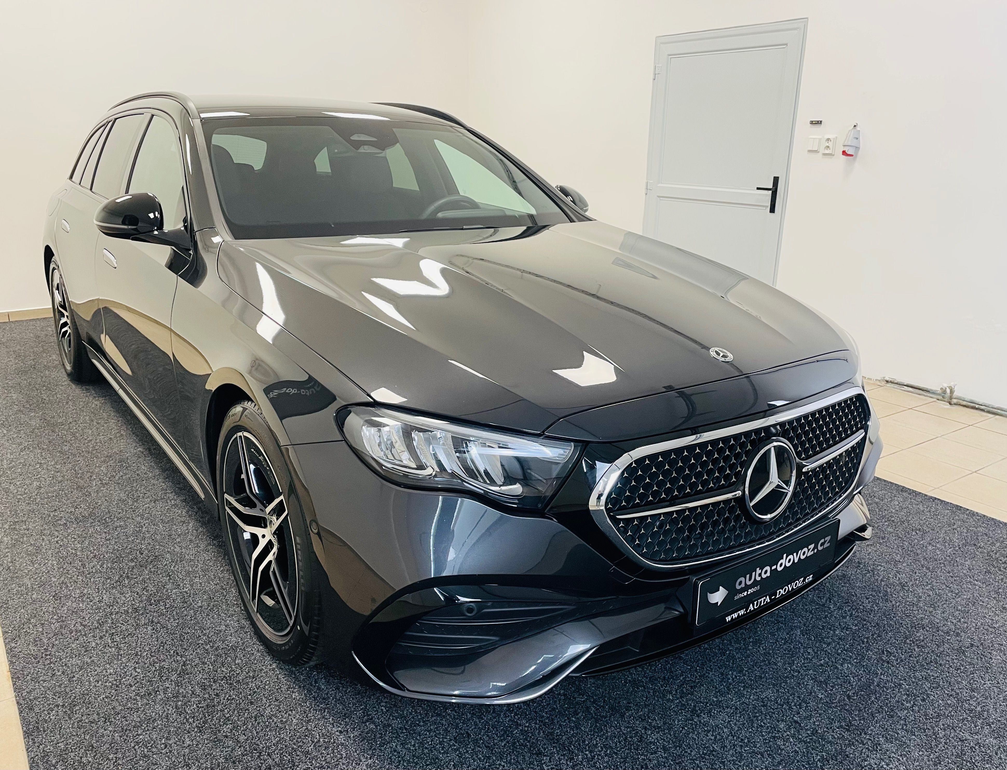 Mercedes-Benz Třídy E, 220d AMG, NIGHT, ZÁRUKA, DPH - fotka 3
