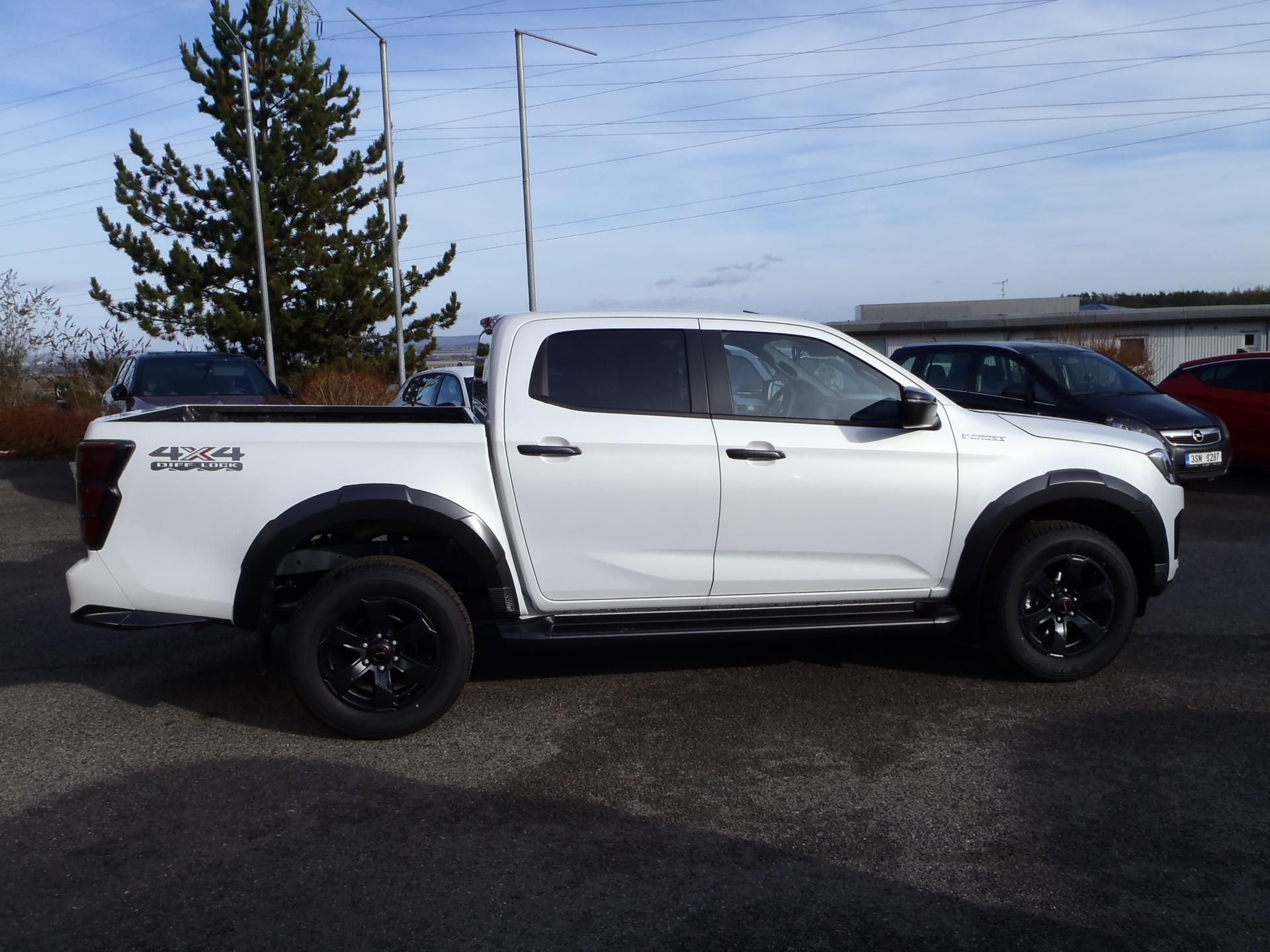Isuzu D-Max, Double Cab V-CROSS 4x4 - fotka 4