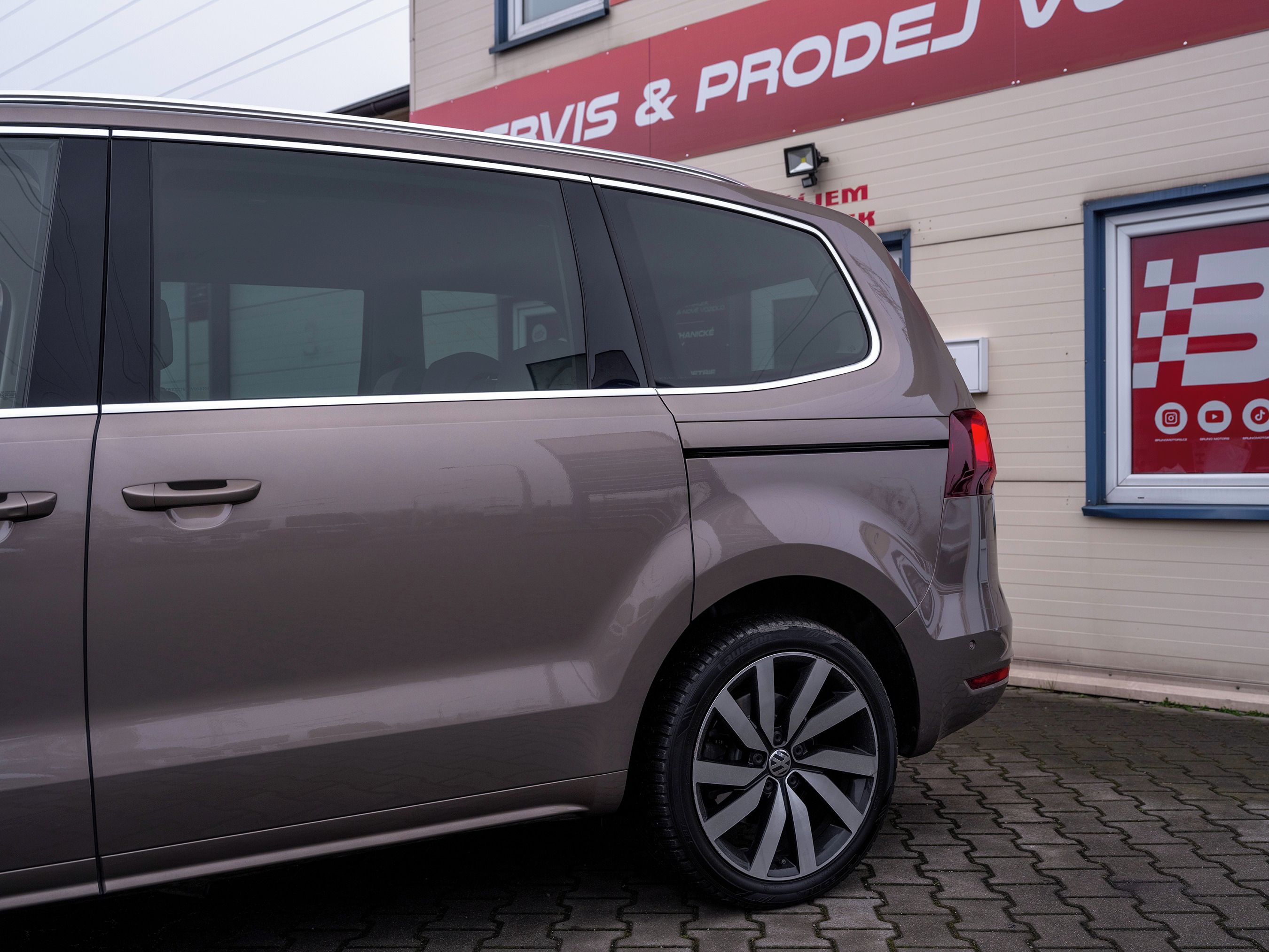 Volkswagen Sharan, 2.0TSI 162kW,7míst,tažné,kam. - fotka 5