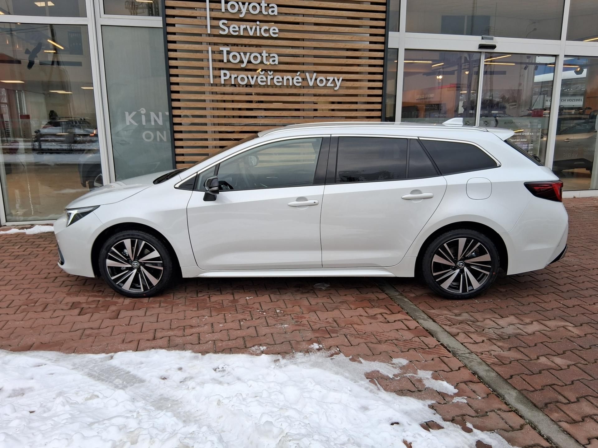 Toyota Corolla, 1,8 HEV STYLE - fotka 6