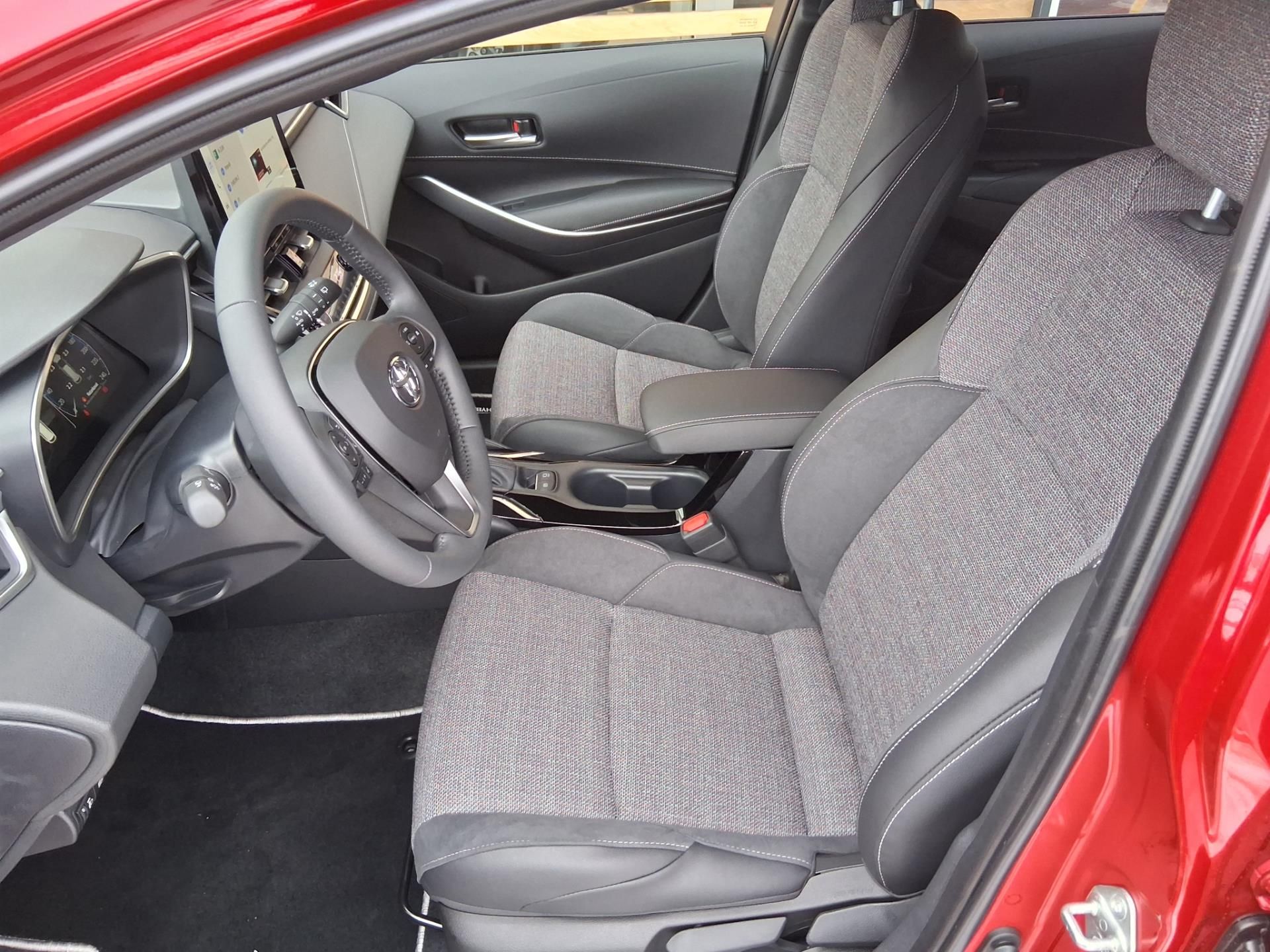 Toyota Corolla, 1,8 HEV STYLE - fotka 4