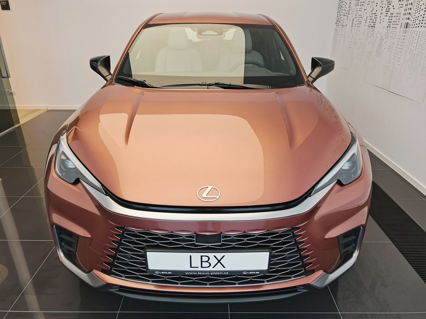 Lexus LBX, ELEGANT TECH - fotka 2