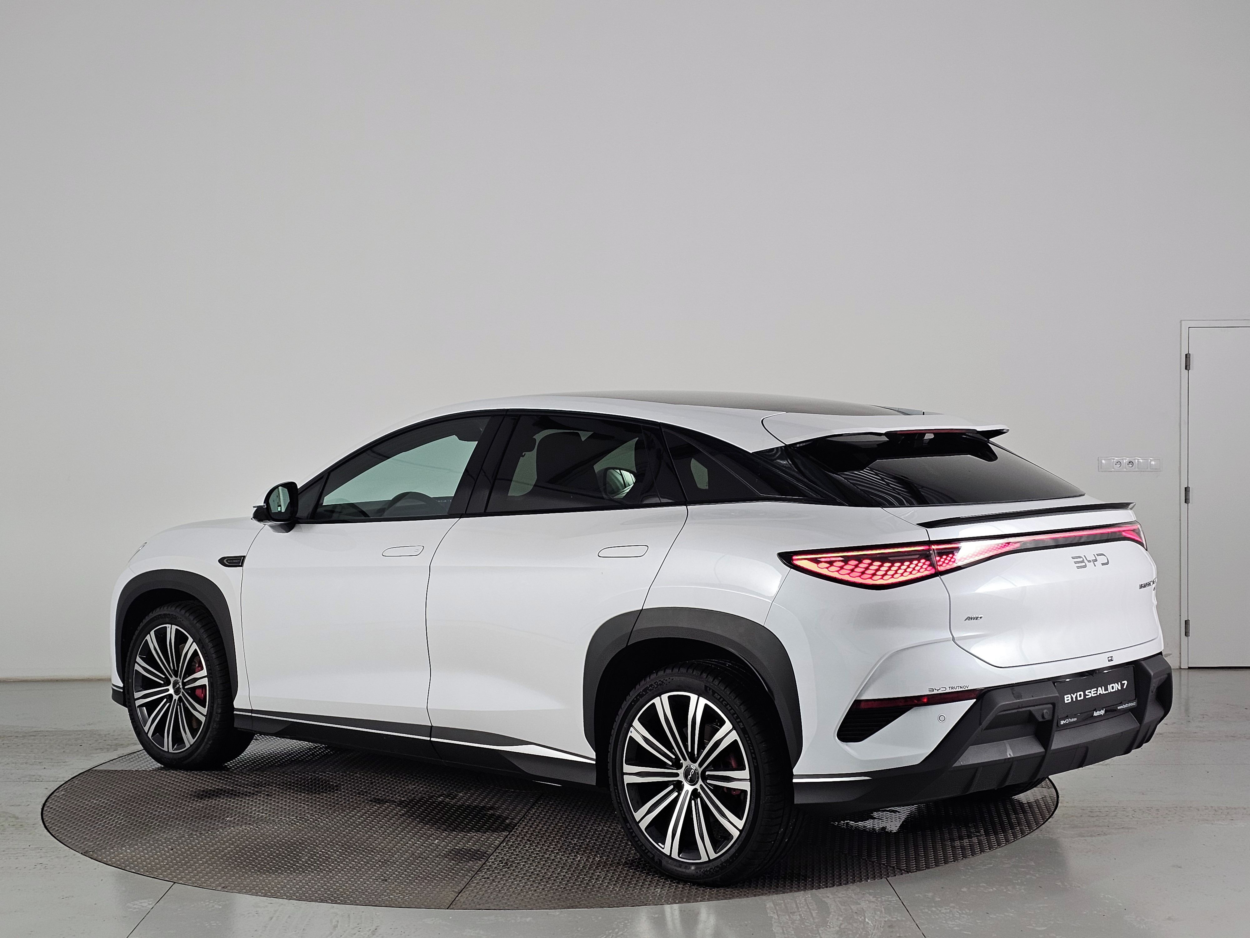BYD Sealion 7, 530 k Design 82,5kWh AWD - fotka 3