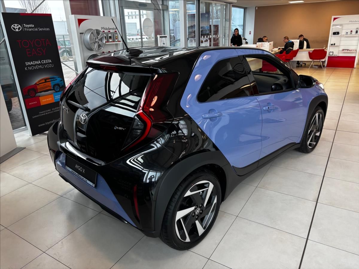 Toyota Aygo, 1,5 HEV Executive - fotka 4