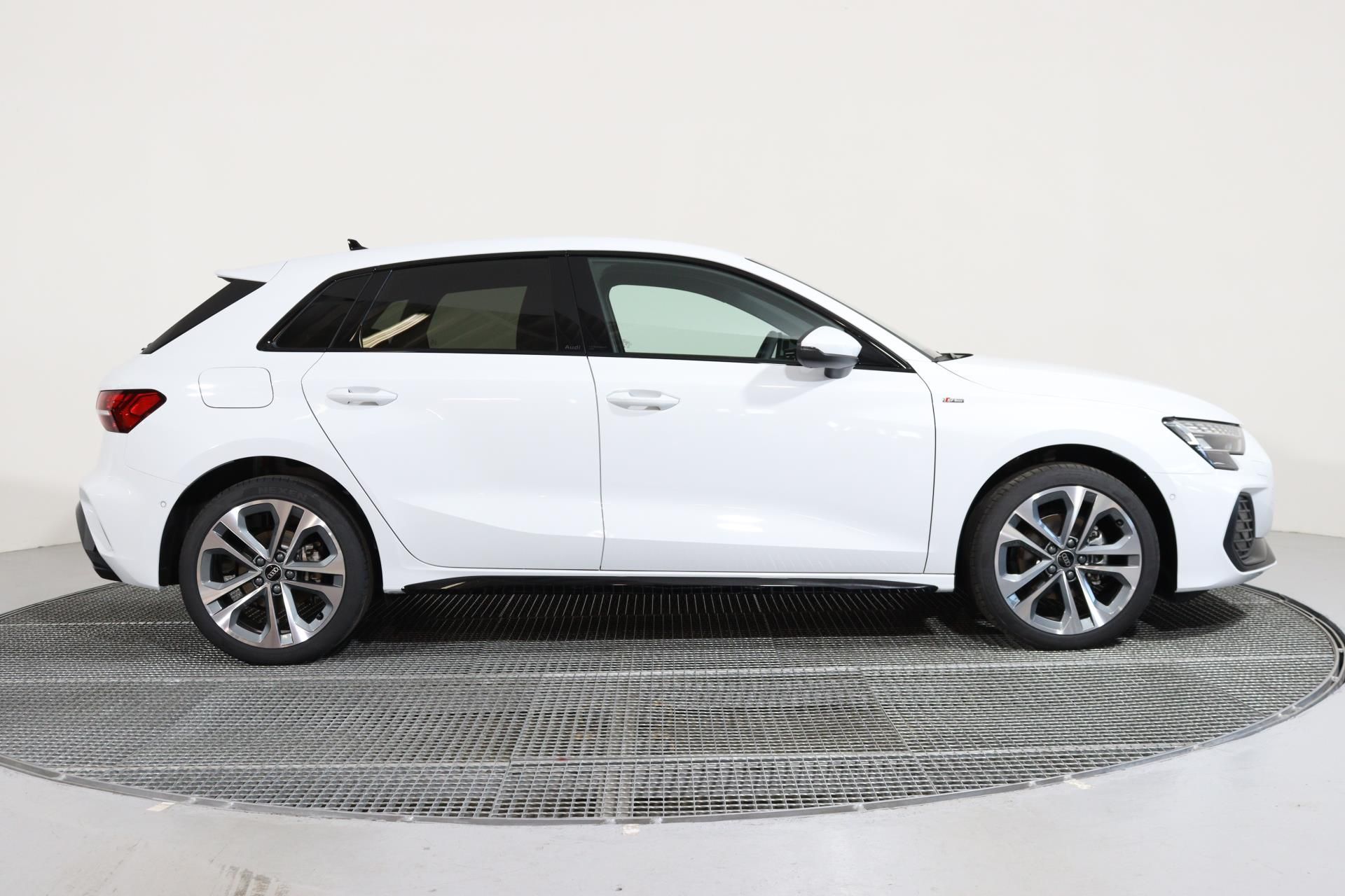 Audi A3, Spb Sline 35 TFSI Stronic - fotka 4