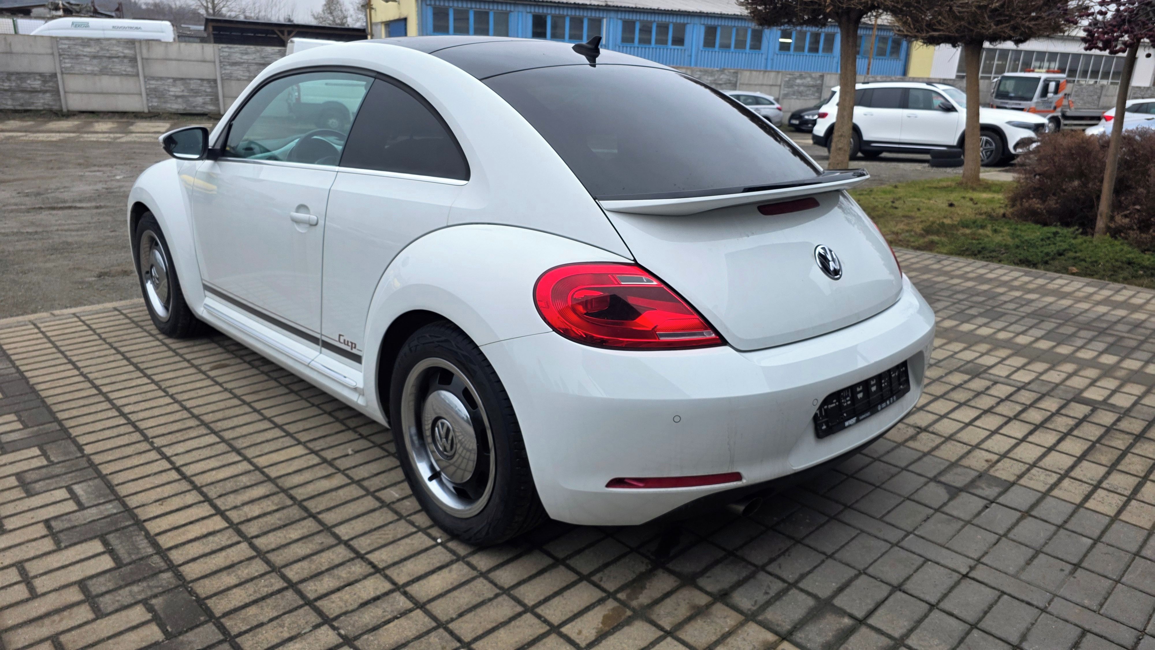 Volkswagen Beetle, edition CUP 1.maj - jako nový - fotka 5