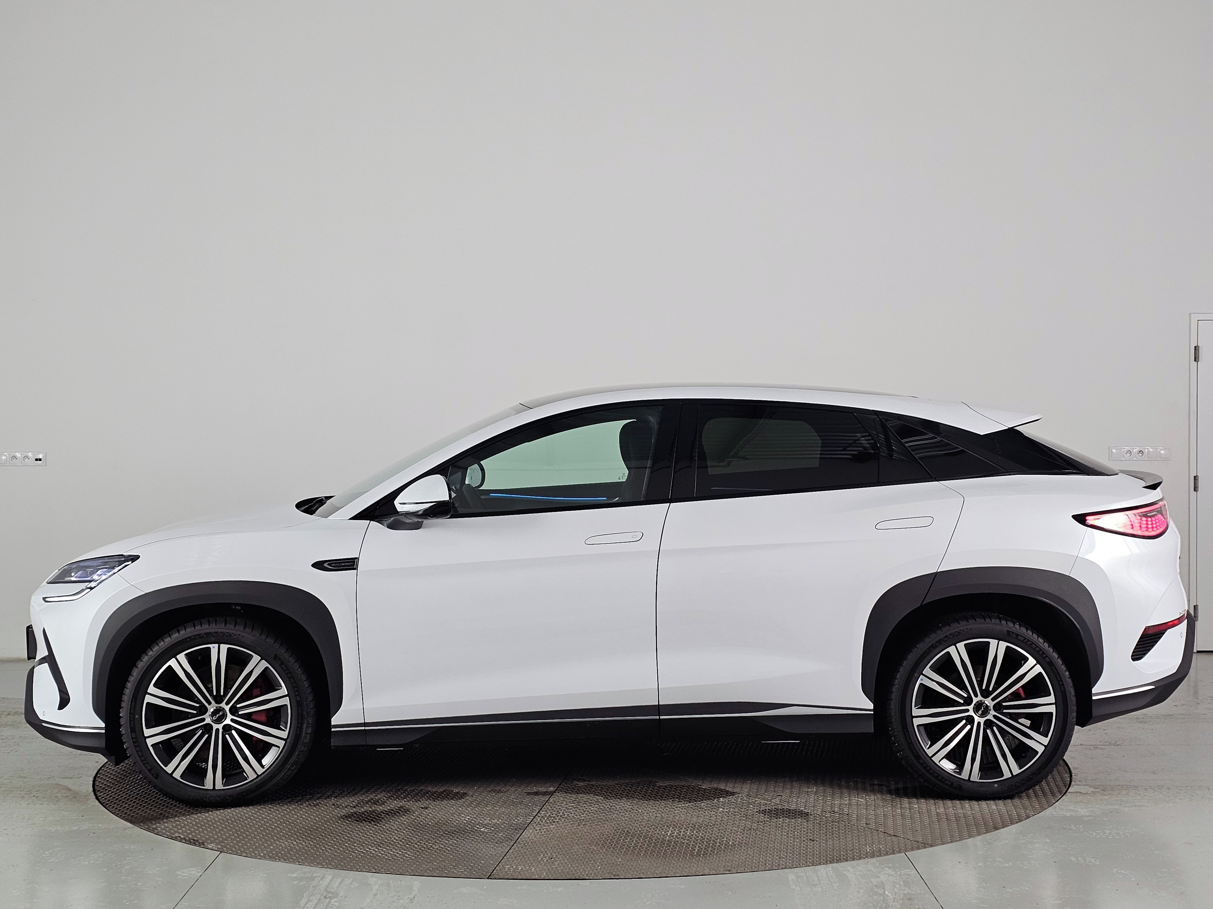 BYD Sealion 7, 530 k Design 82,5kWh AWD - fotka 2
