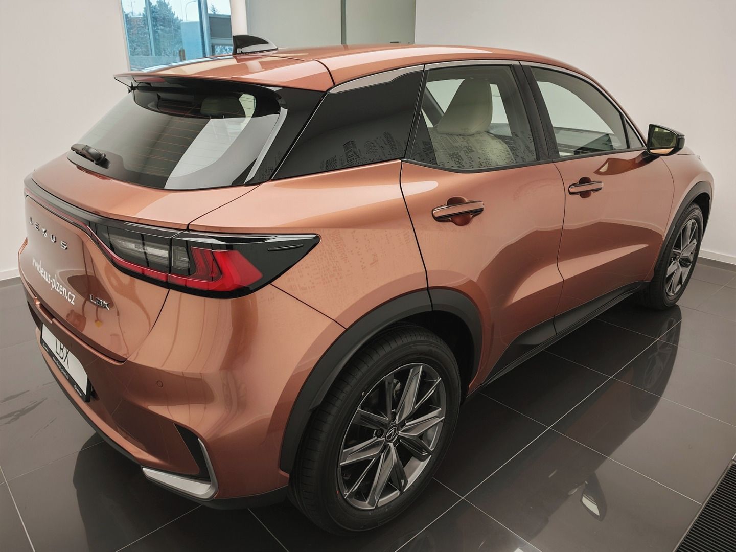 Lexus LBX, ELEGANT TECH - fotka 4