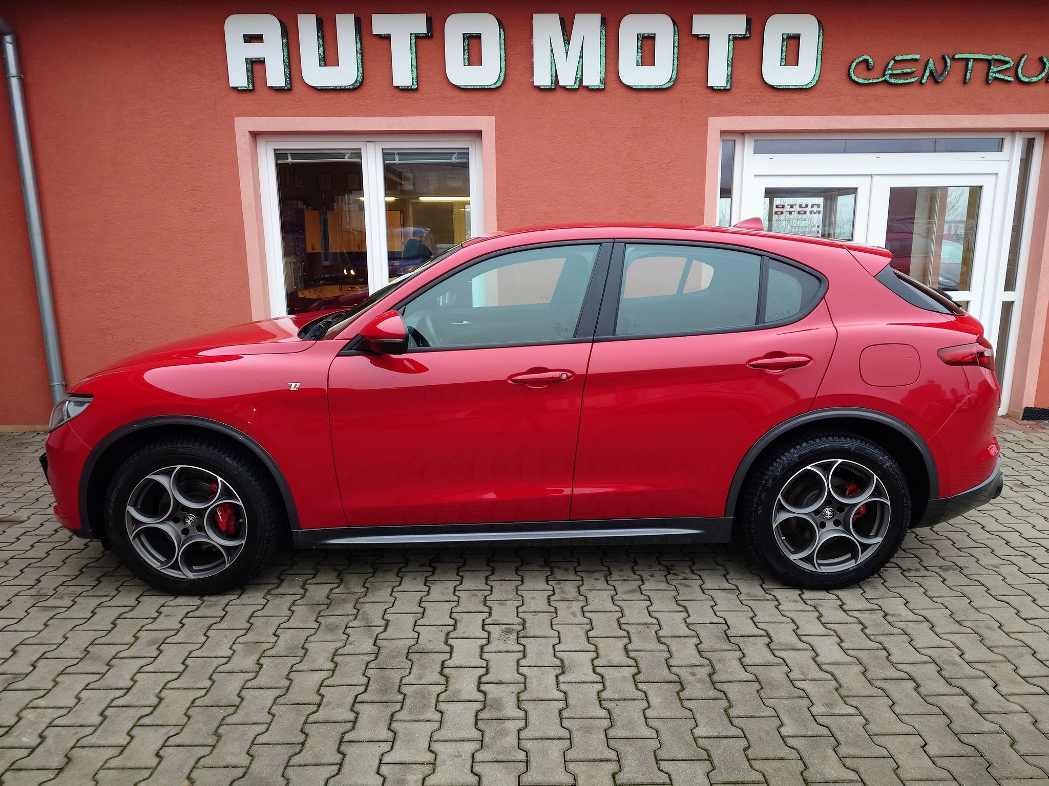 Alfa Romeo Stelvio, 2.0 Ti 206 kW - fotka 2
