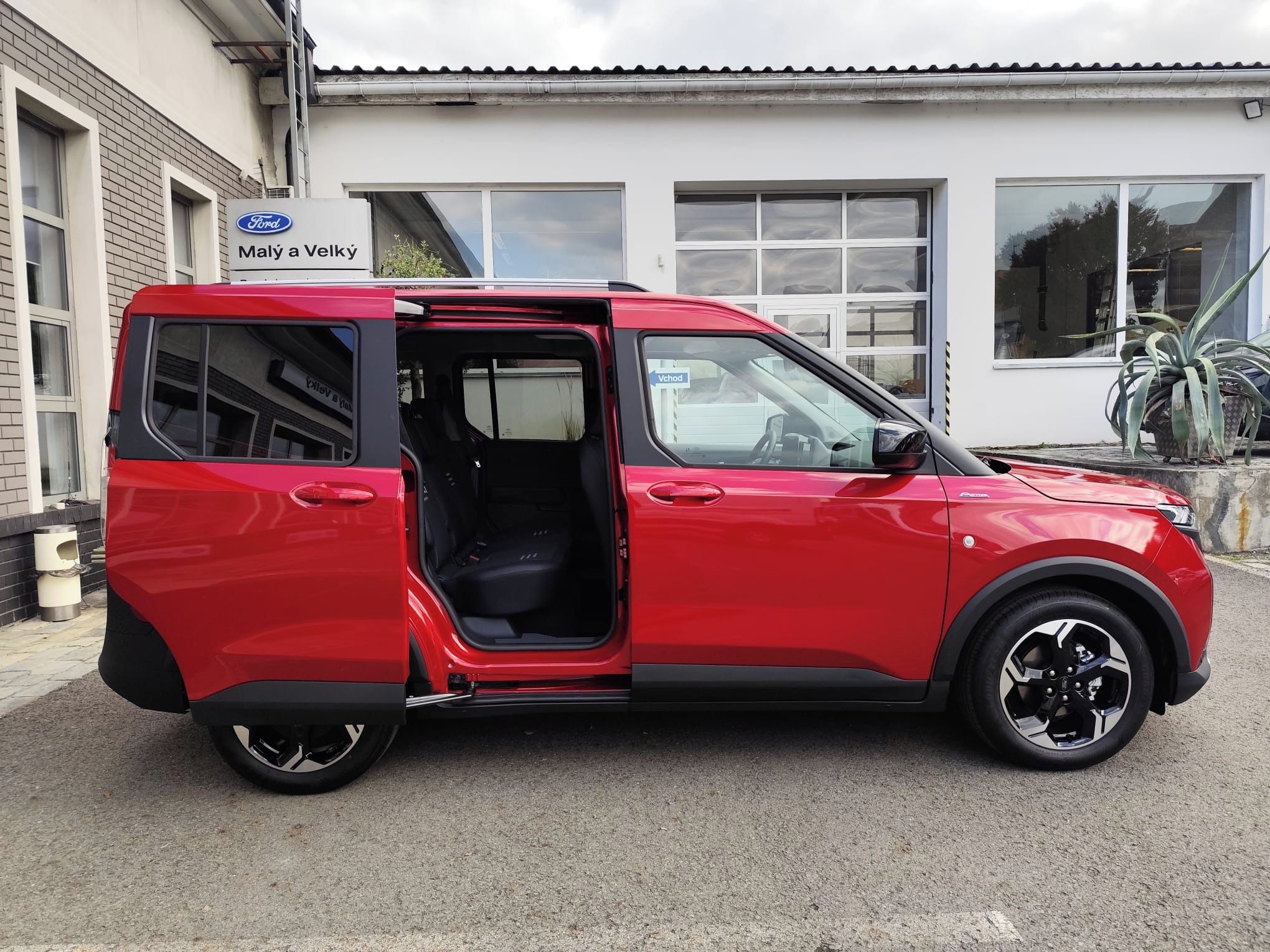 Ford Tourneo Courier, Active 1.0 EcoBoost 92 kW/125k - fotka 4