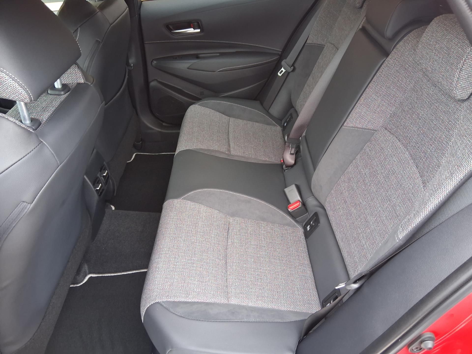 Toyota Corolla, 1,8 HEV STYLE - fotka 6