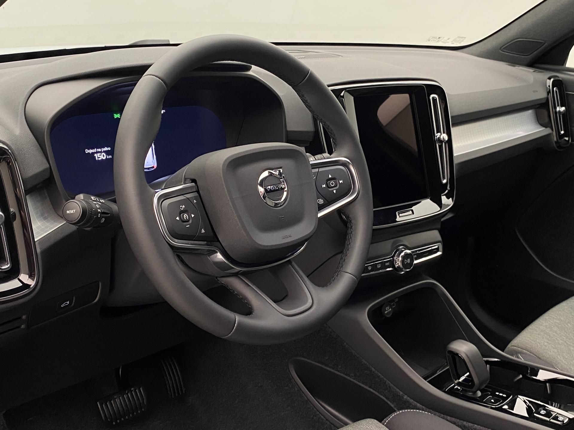 Volvo XC40, B3 AUT DARK PLUS - fotka 4