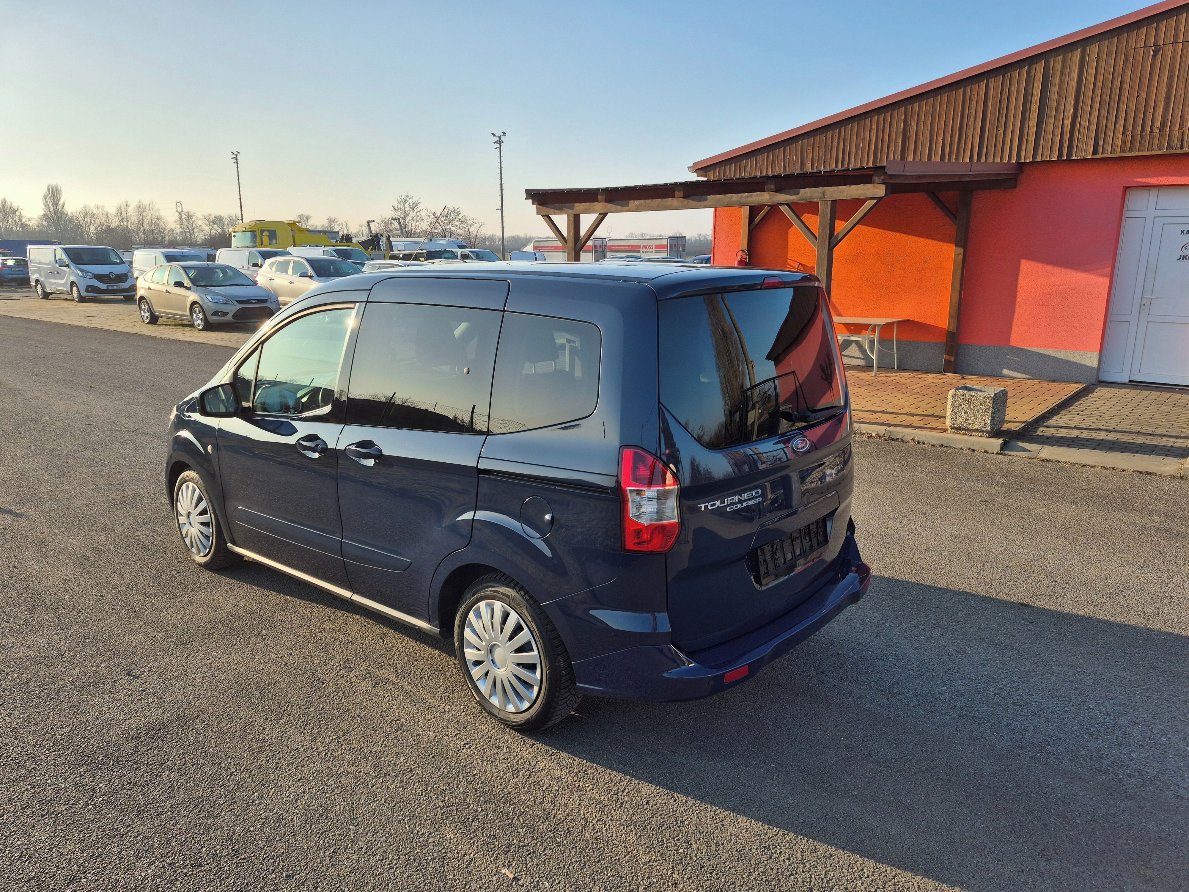Ford Tourneo Courier, 1.5TDCI, 55kW, 1.maj, serviska - fotka 4