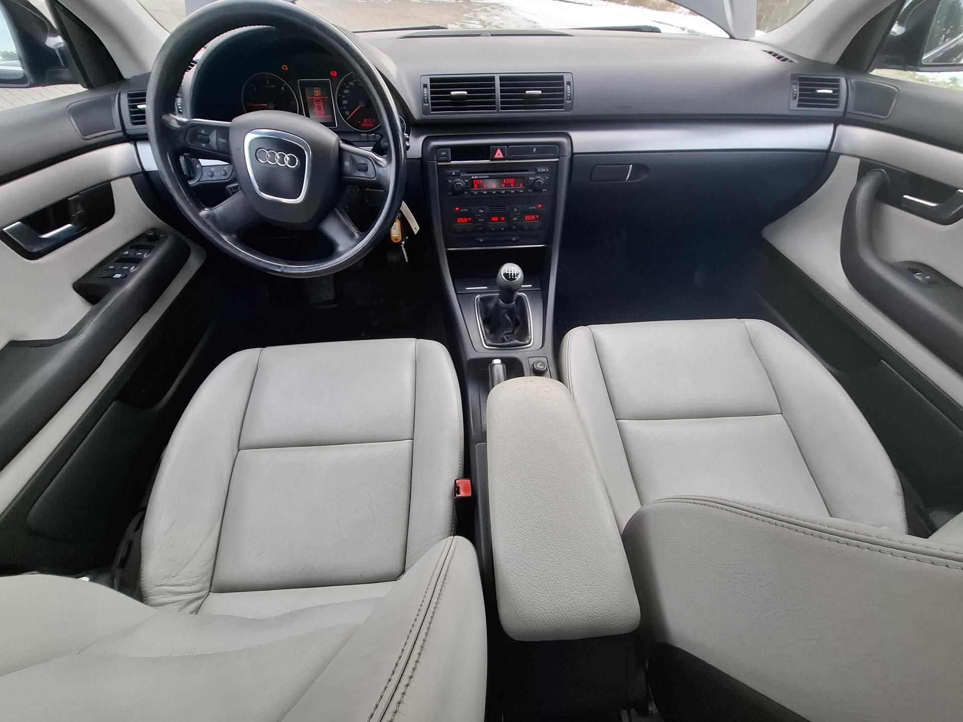 Audi A4, 2,0 TDI - fotka 6