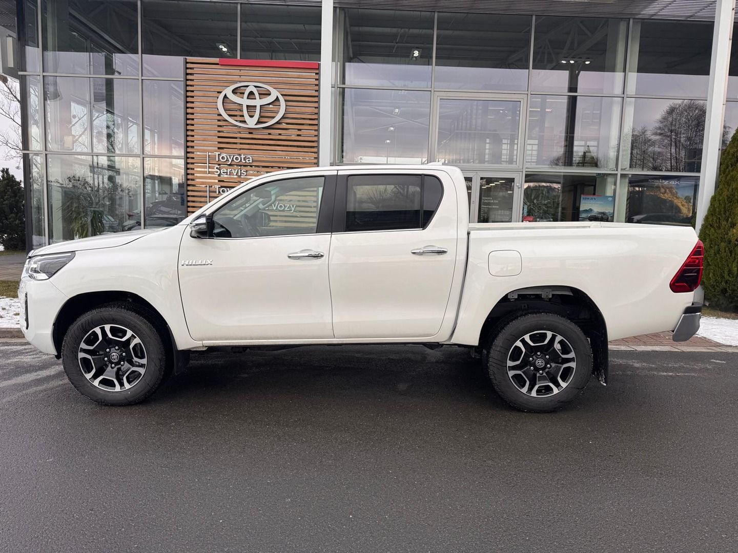 Toyota Hilux, 4x4 Executive - fotka 5