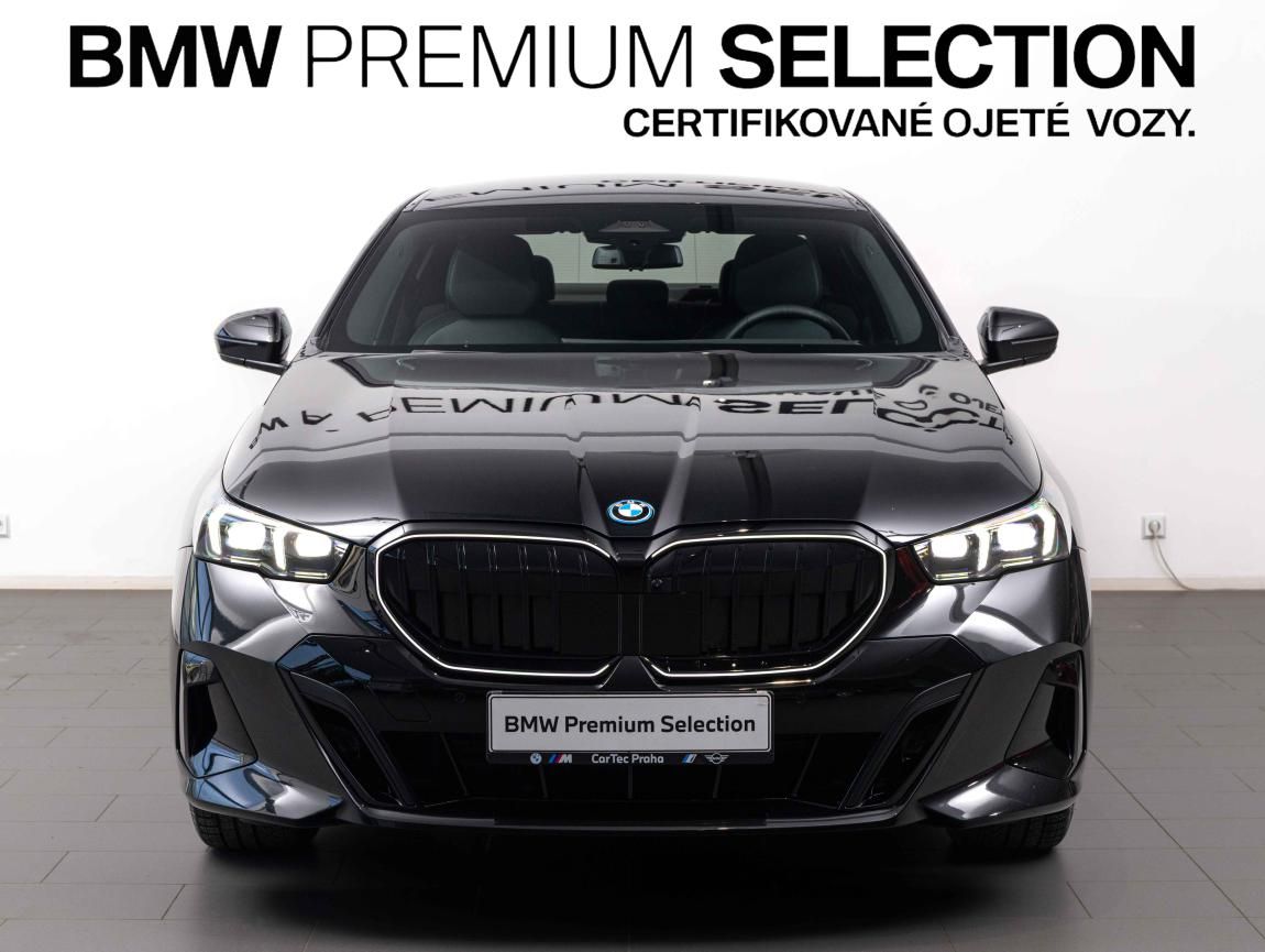 BMW Řada 5, 550e xDrive - fotka 2