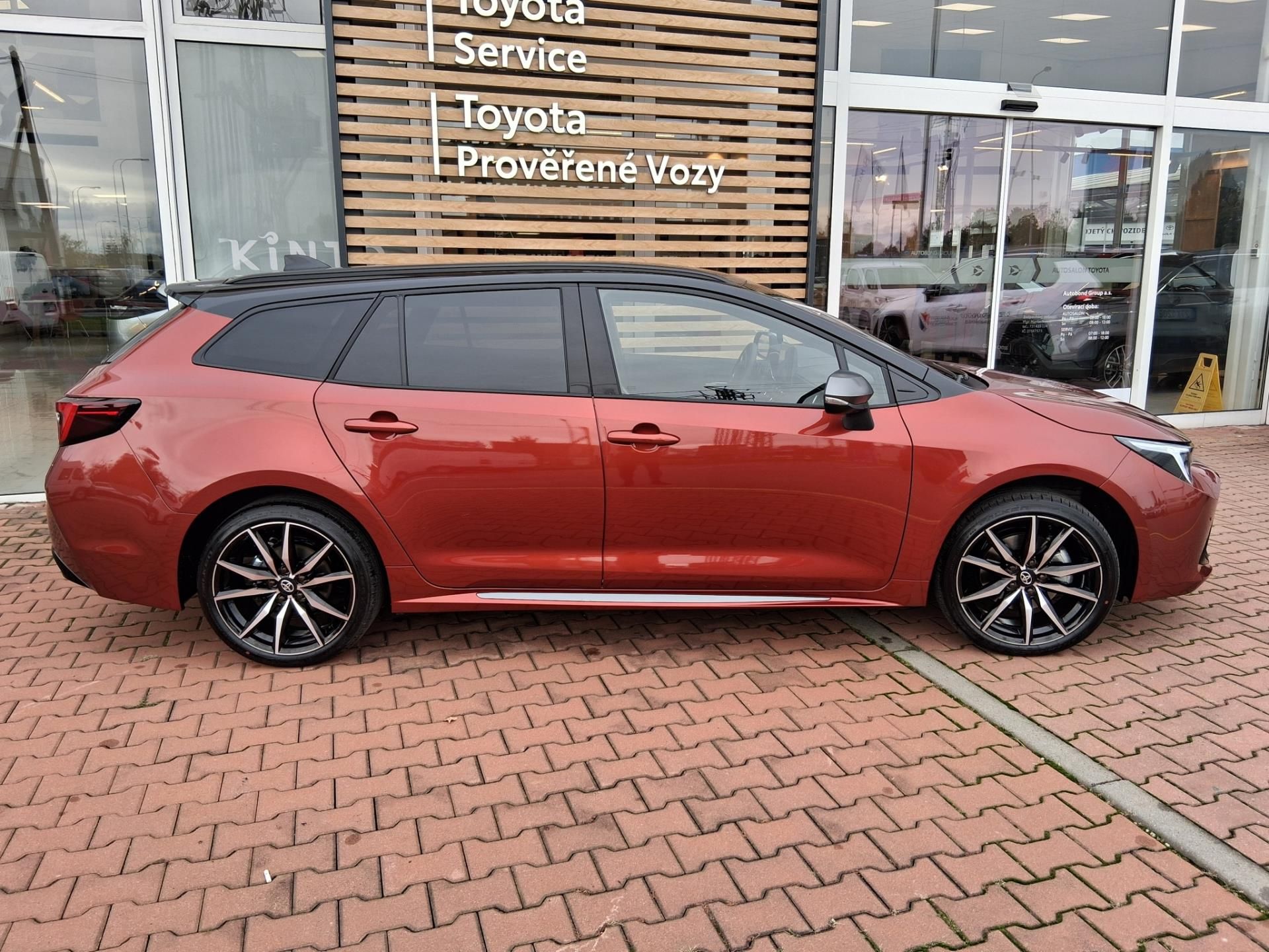 Toyota Corolla, 1,8 HEV GR SPORT - fotka 3