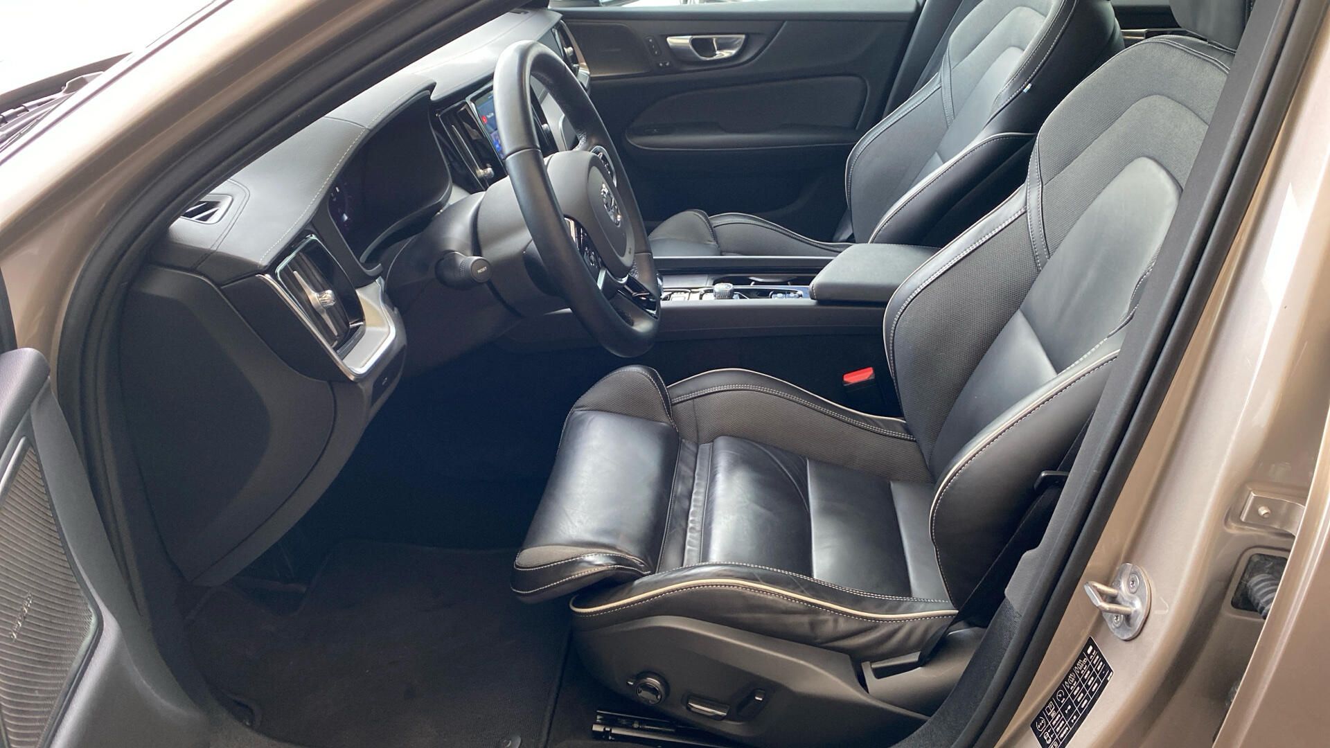 Volvo S60, ULTIMATE DARK, B5 AWD, 184+10 - fotka 5