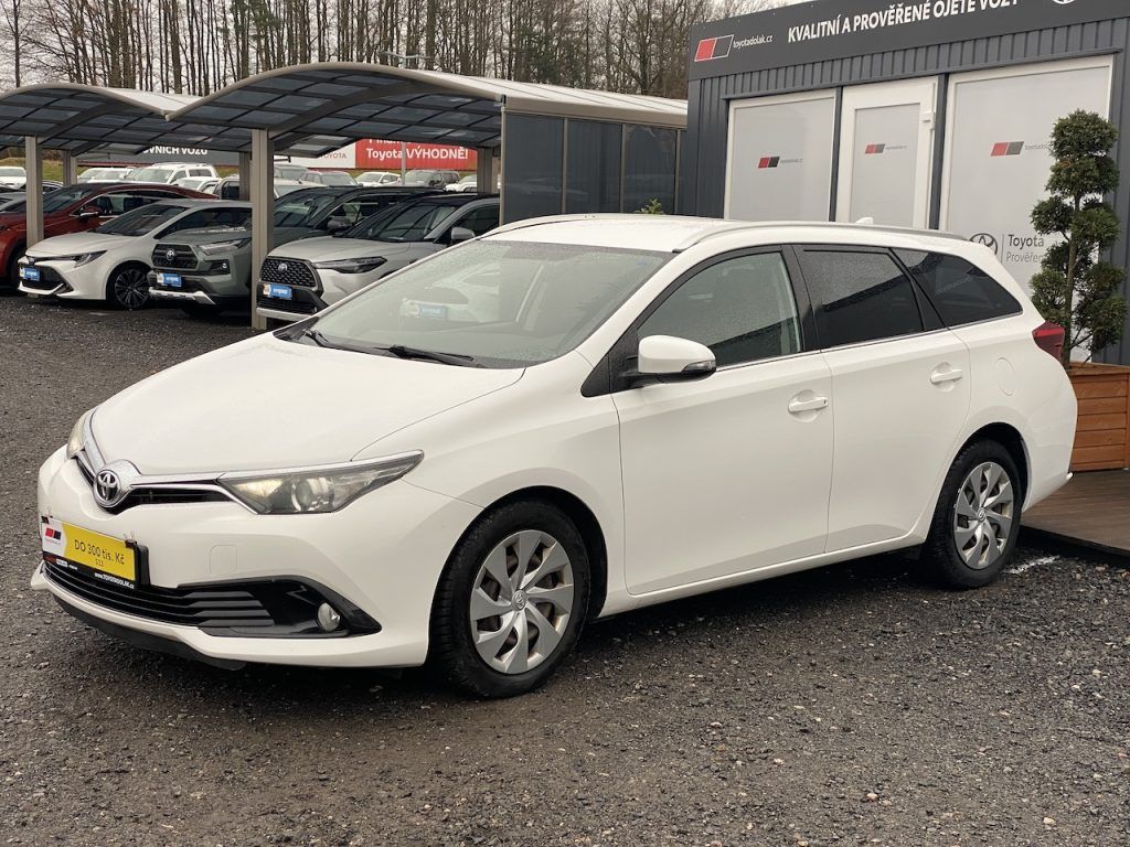 Toyota Auris, 1.4D, ČR, Active, manual - fotka 3