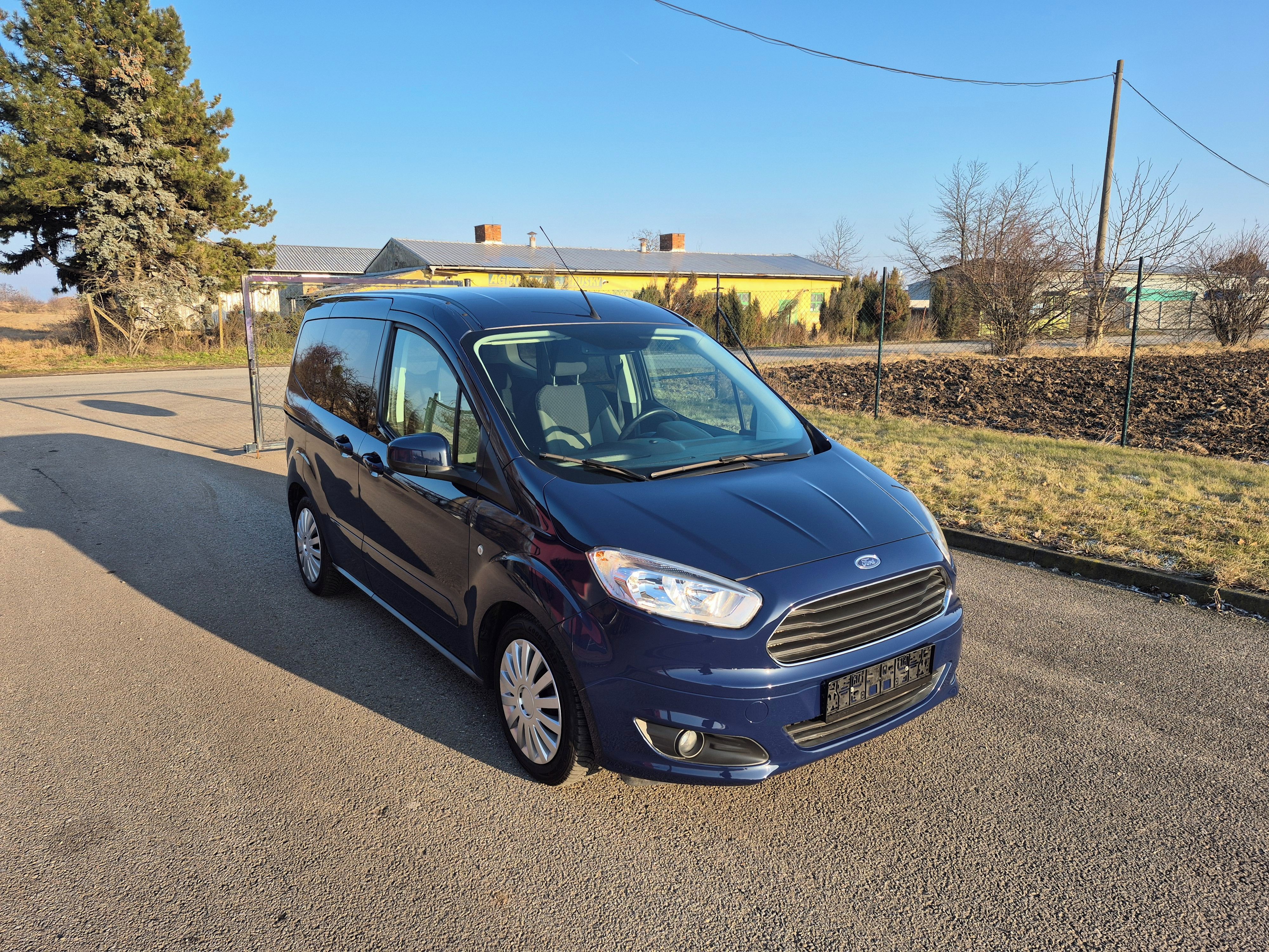 Ford Tourneo Courier, 1.5TDCI, 55kW, 1.maj, serviska - fotka 3