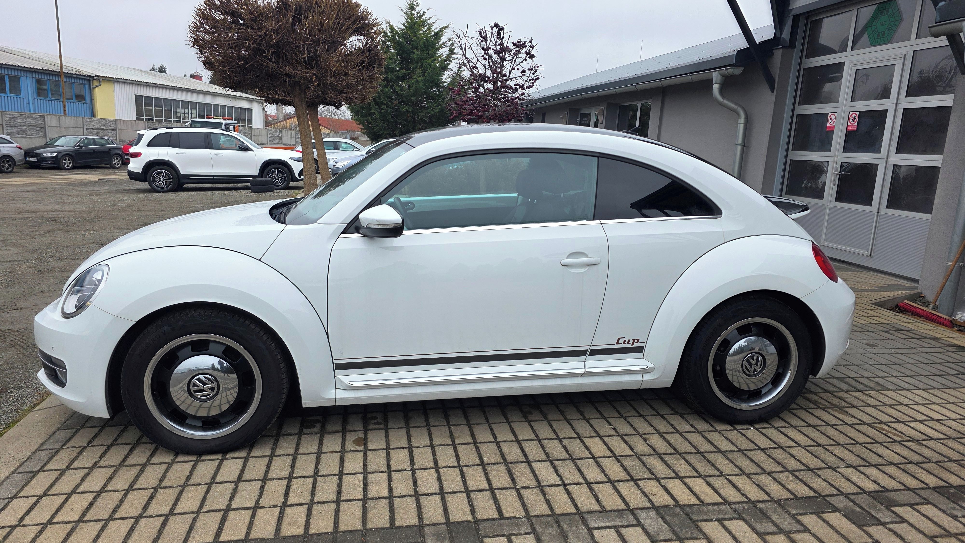 Volkswagen Beetle, edition CUP 1.maj - jako nový - fotka 4