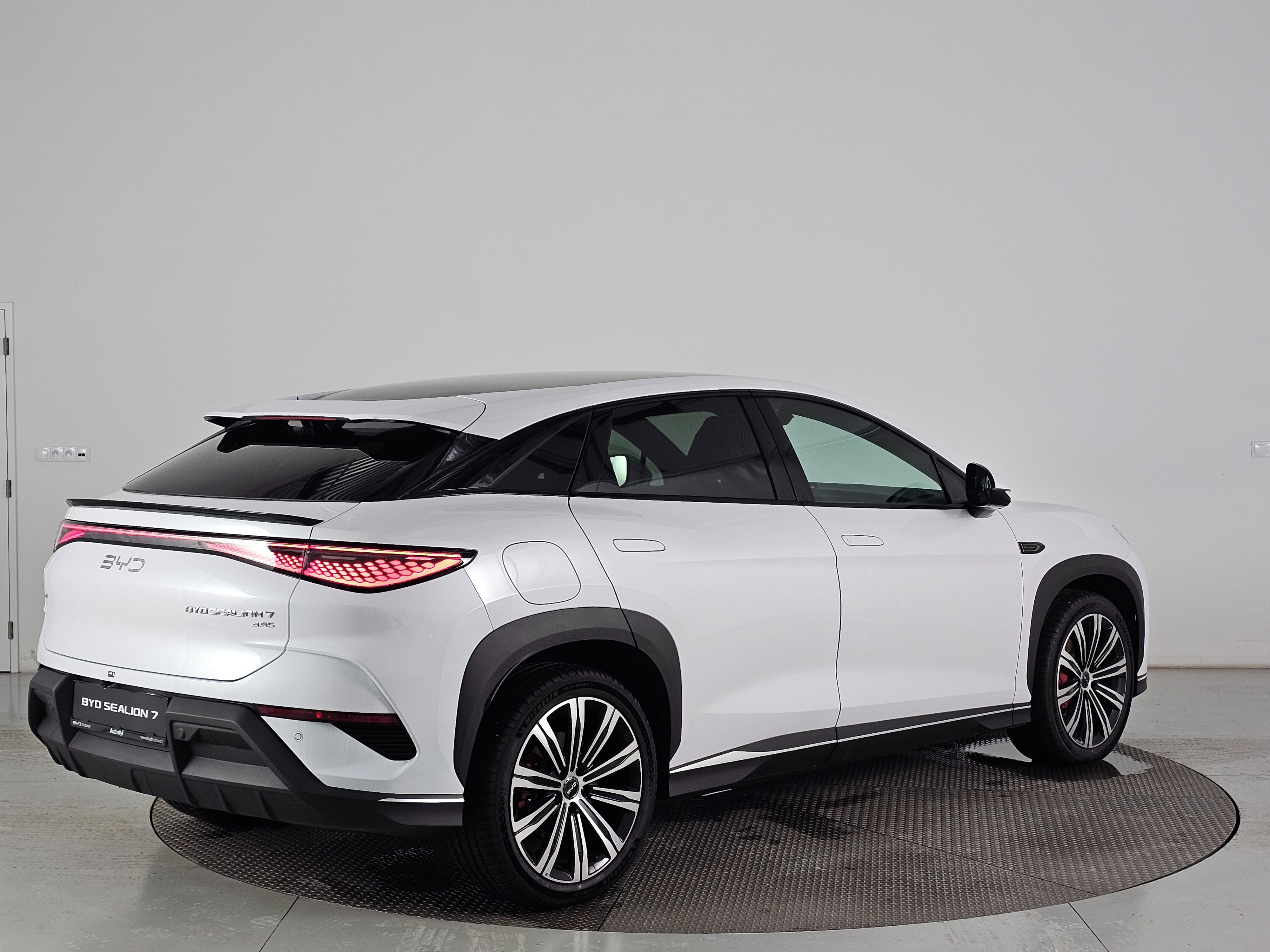 BYD Sealion 7, 530 k Design 82,5kWh AWD - fotka 5
