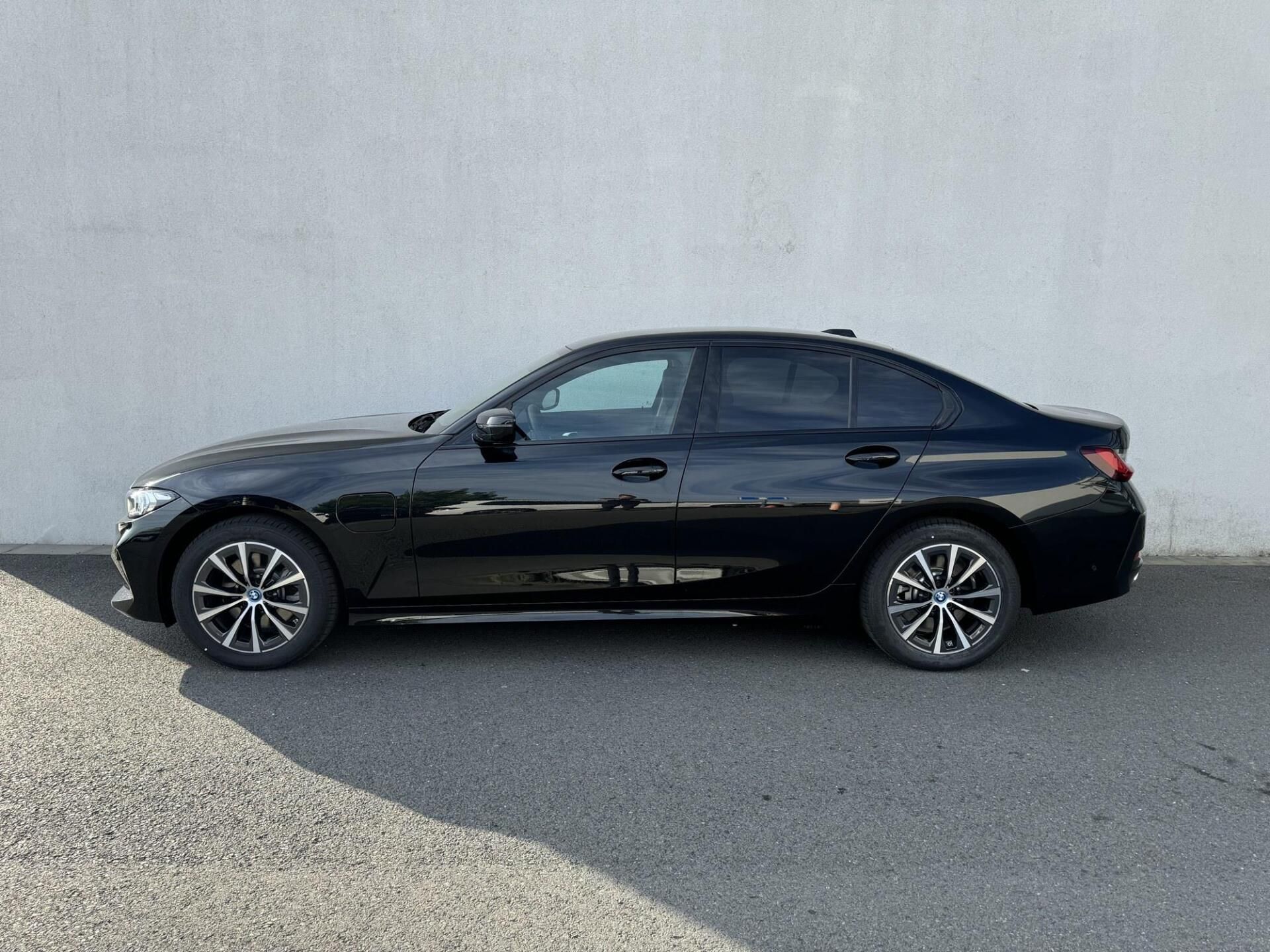 BMW Řada 3, 330e xDrive Sedan - fotka 4