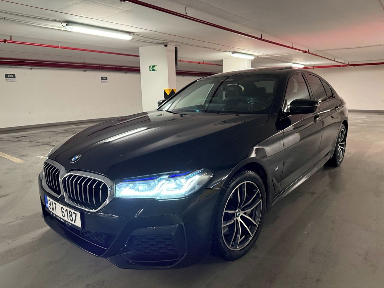 BMW Řada 5, BMW 530d xDrive M Sport 210 kW - fotka 4