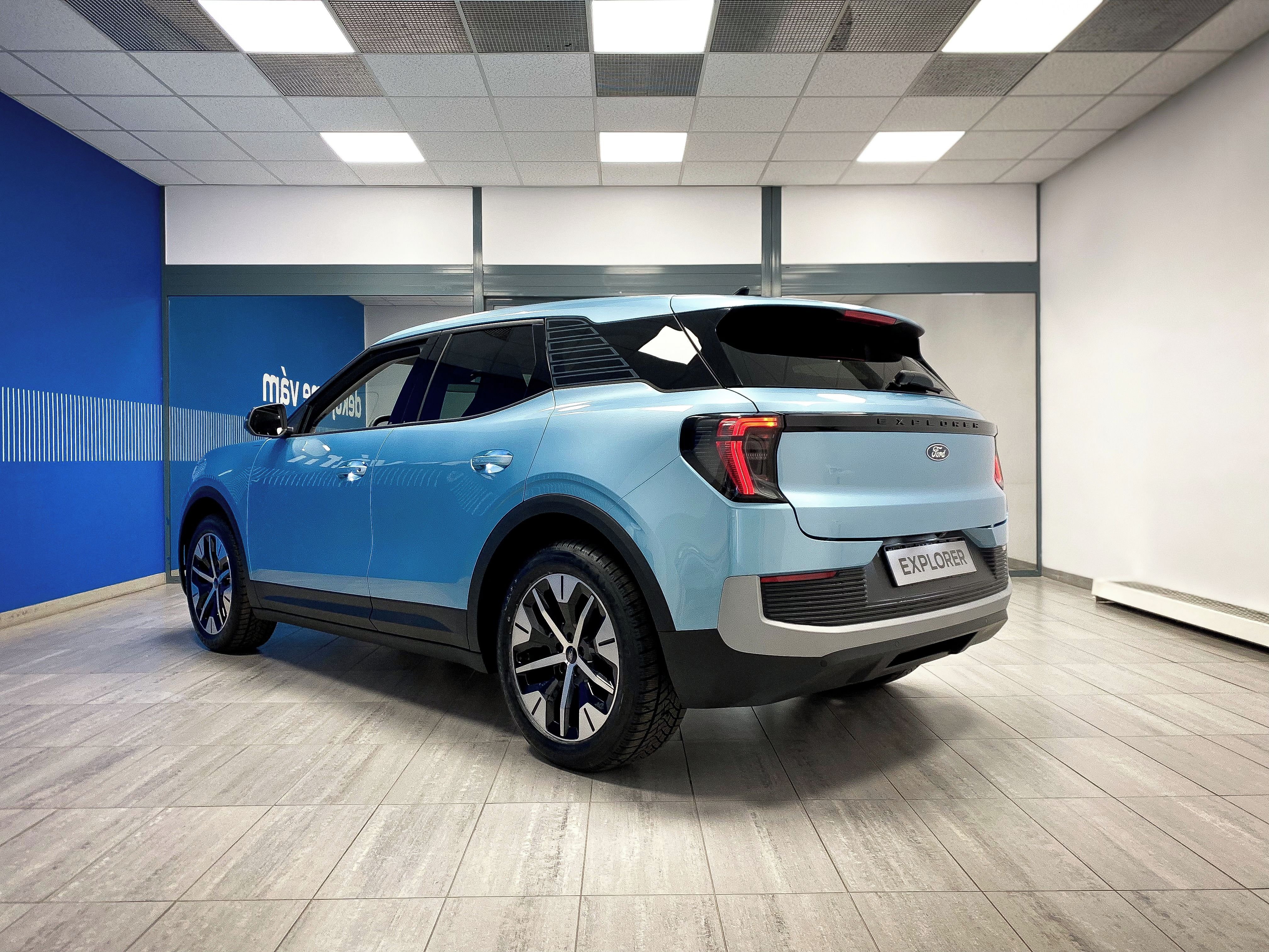 Ford Explorer, 52kWh standartní dojezd - fotka 3